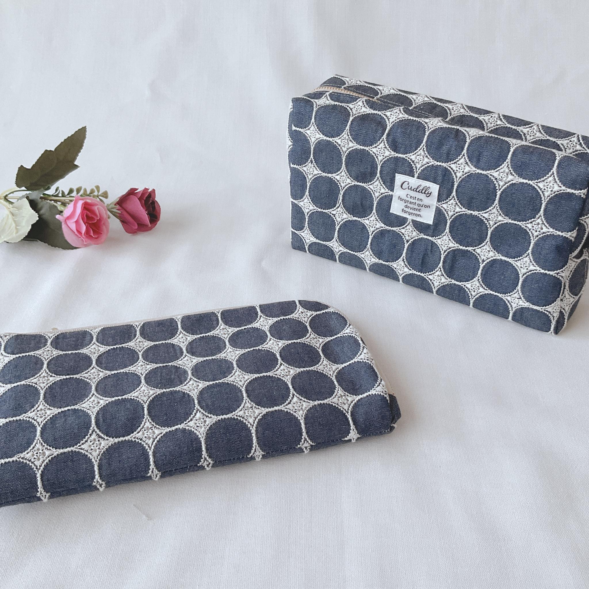 お薬手帳が入るL字ファスナーのポーチ　お薬手帳 通帳ケース フラットポーチ マスクポーチ サークルレース　刺繍 | 6枚目