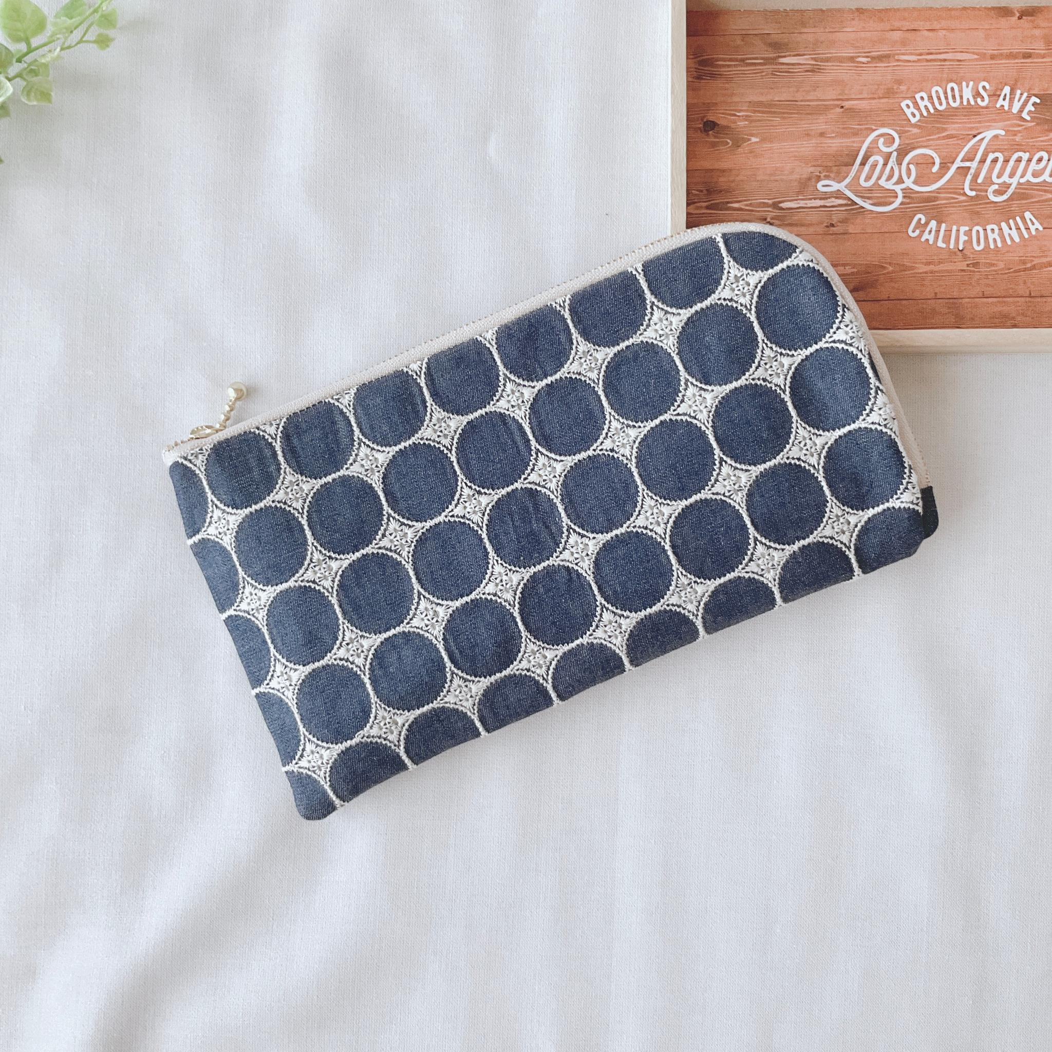 お薬手帳が入るL字ファスナーのポーチ　お薬手帳 通帳ケース フラットポーチ マスクポーチ サークルレース　刺繍