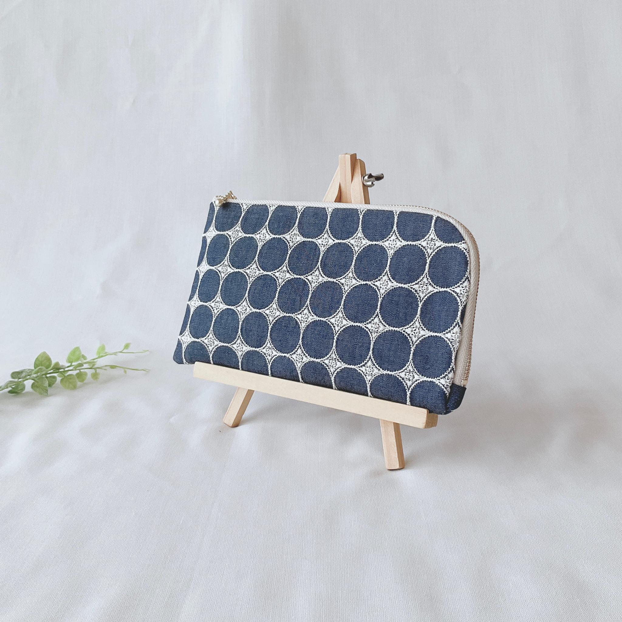 お薬手帳が入るL字ファスナーのポーチ　お薬手帳 通帳ケース フラットポーチ マスクポーチ サークルレース　刺繍 | 2枚目