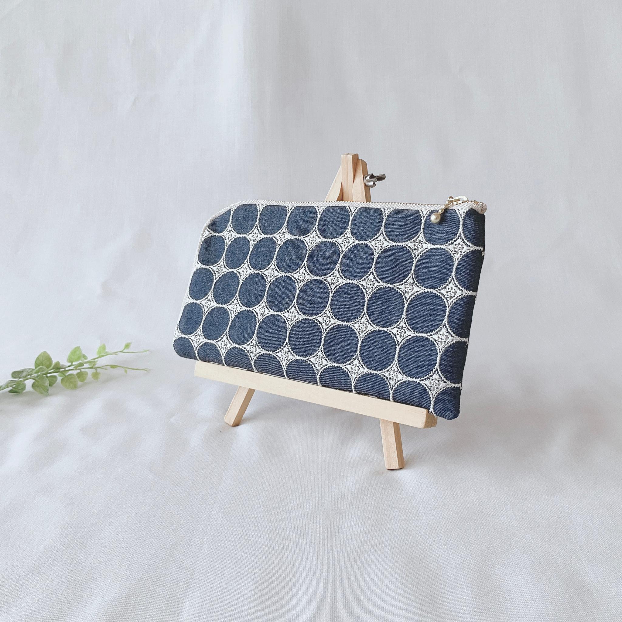 お薬手帳が入るL字ファスナーのポーチ　お薬手帳 通帳ケース フラットポーチ マスクポーチ サークルレース　刺繍 | 3枚目