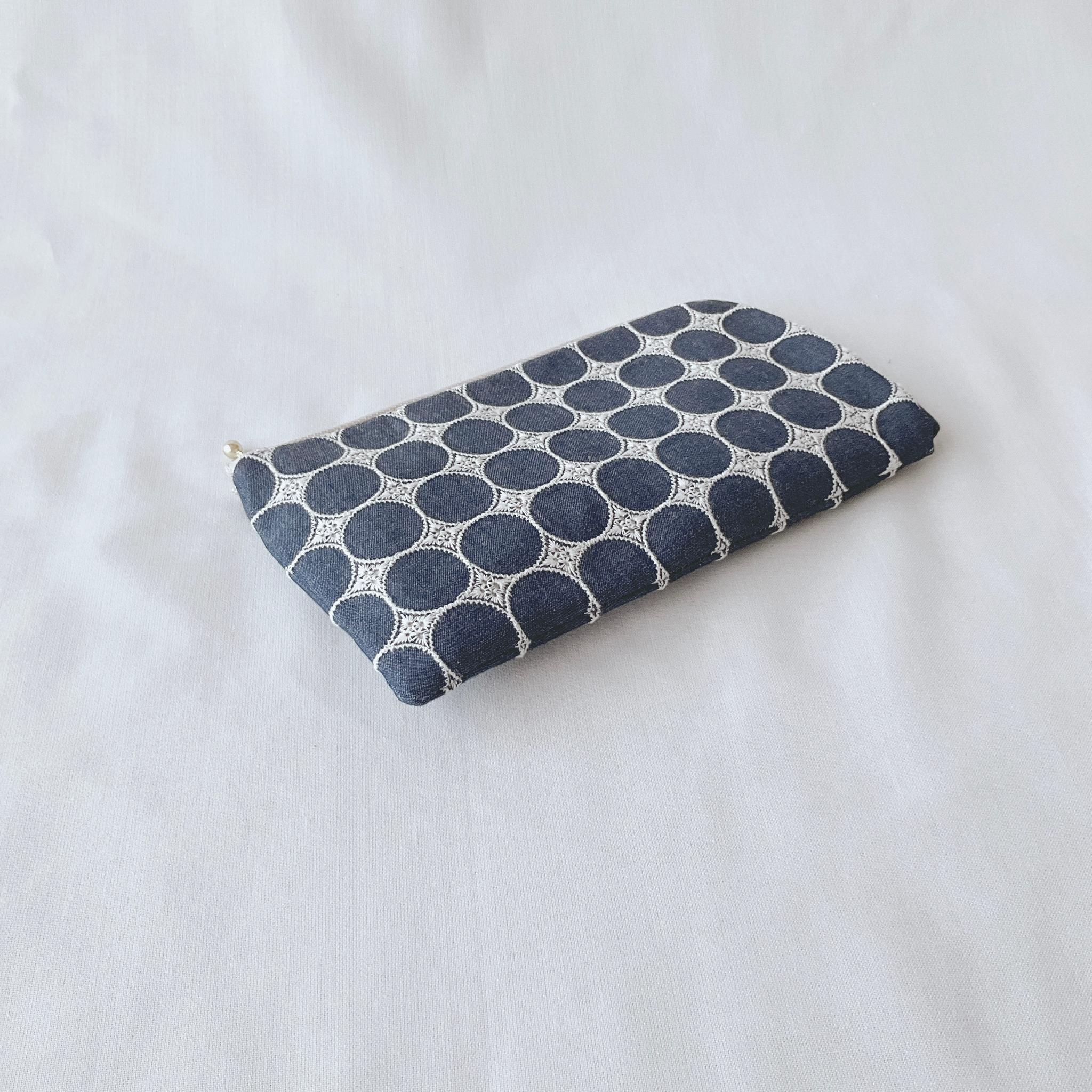 お薬手帳が入るL字ファスナーのポーチ　お薬手帳 通帳ケース フラットポーチ マスクポーチ サークルレース　刺繍 | 4枚目