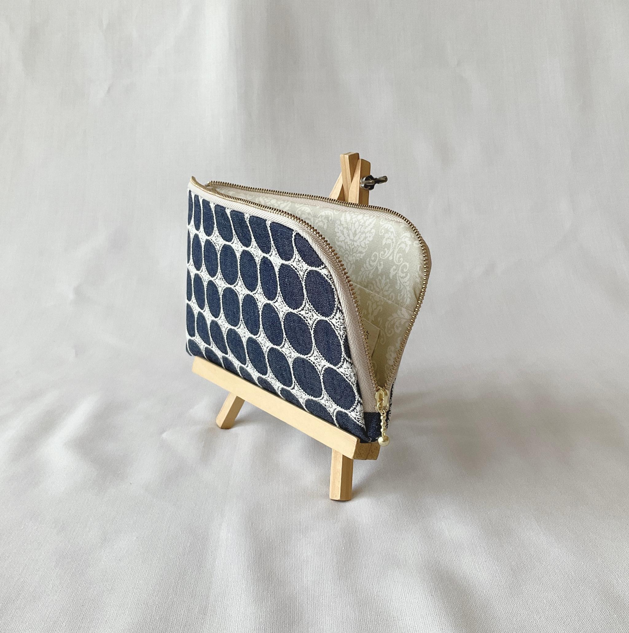 お薬手帳が入るL字ファスナーのポーチ　お薬手帳 通帳ケース フラットポーチ マスクポーチ サークルレース　刺繍 | 5枚目