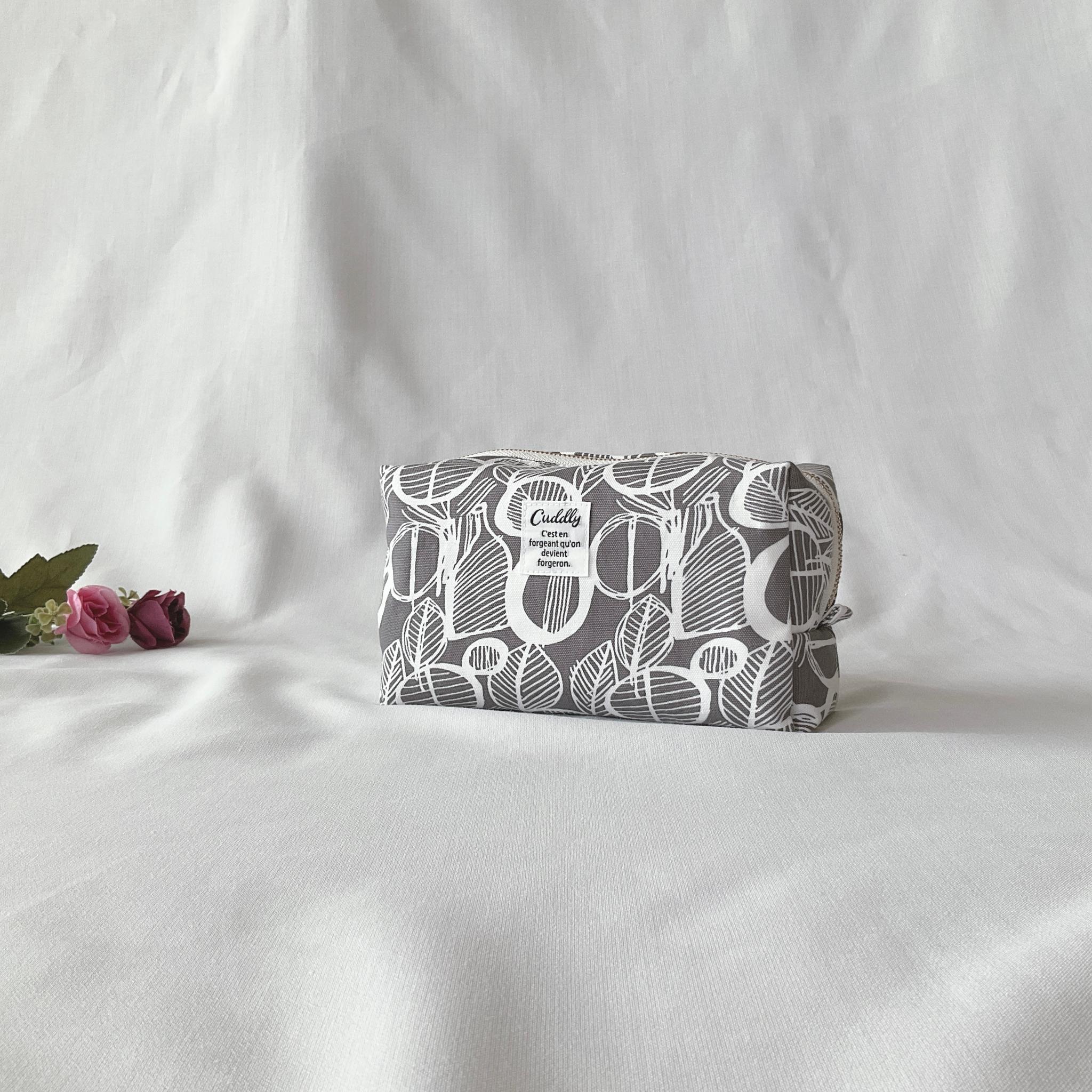 長くてしかくい大きめポーチ　スクエアポーチ　マチ付きポーチ　ファスナーポーチ　コスメポーチ　ケーブルポーチ