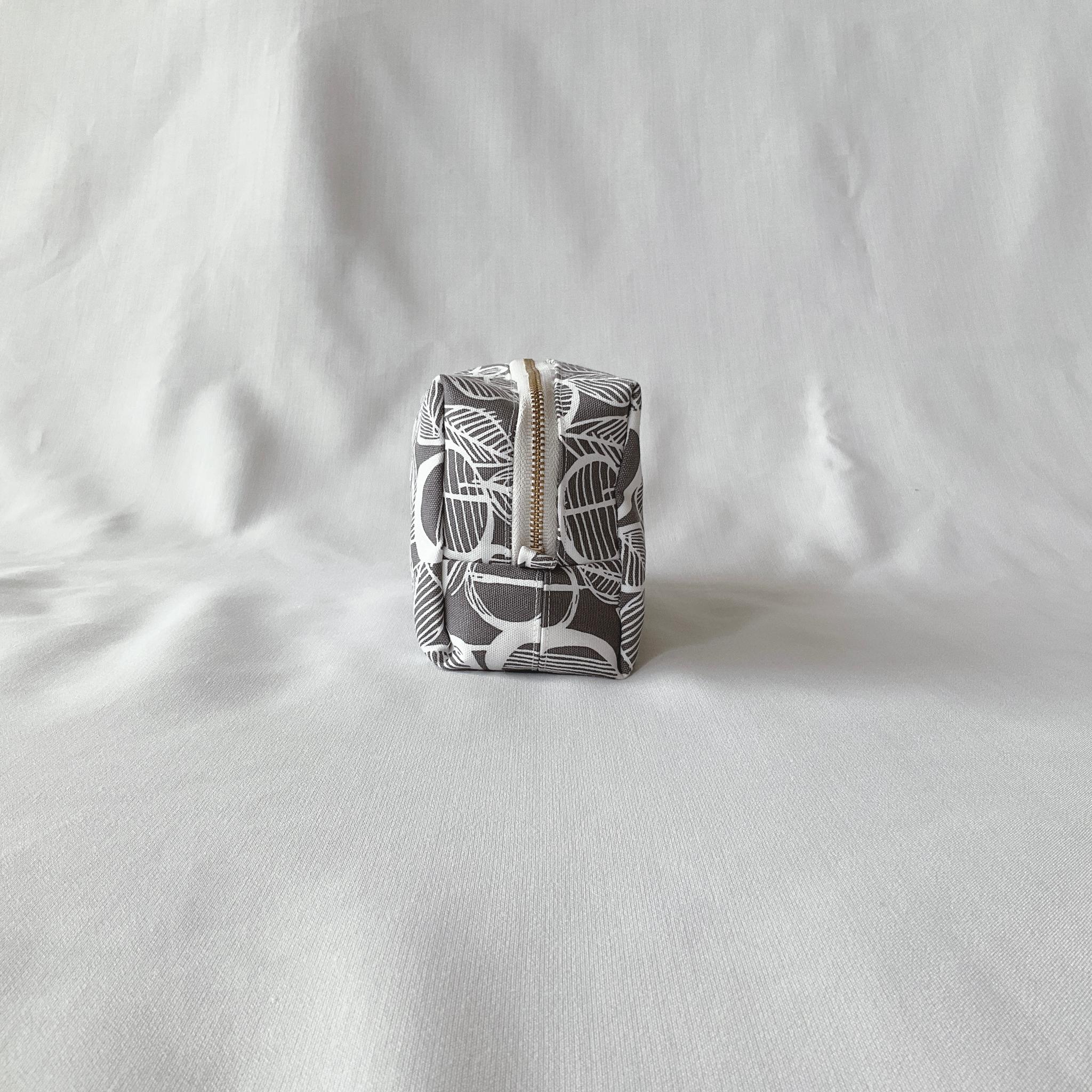 長くてしかくい大きめポーチ　スクエアポーチ　マチ付きポーチ　ファスナーポーチ　コスメポーチ　ケーブルポーチ | 3枚目