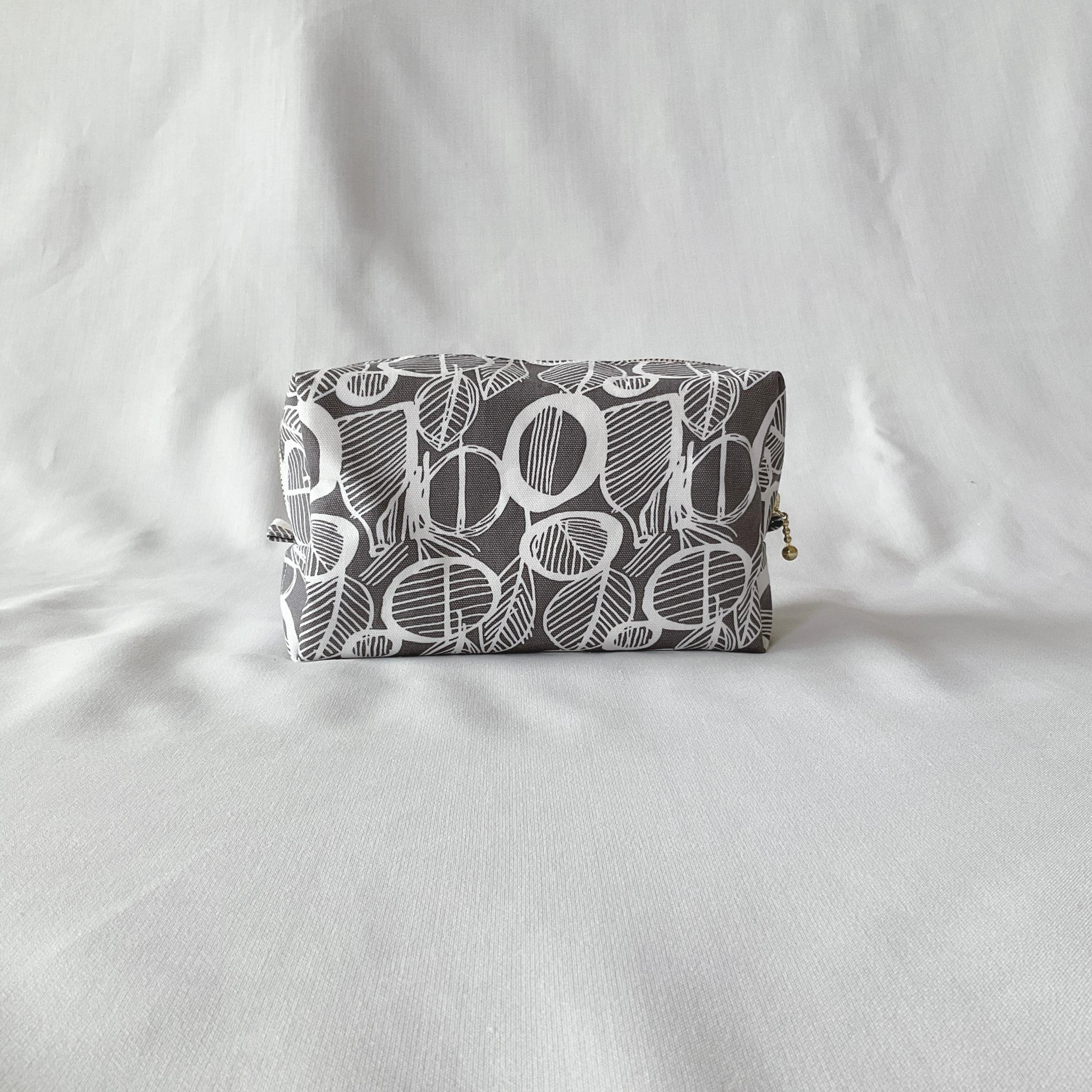 長くてしかくい大きめポーチ　スクエアポーチ　マチ付きポーチ　ファスナーポーチ　コスメポーチ　ケーブルポーチ | 4枚目