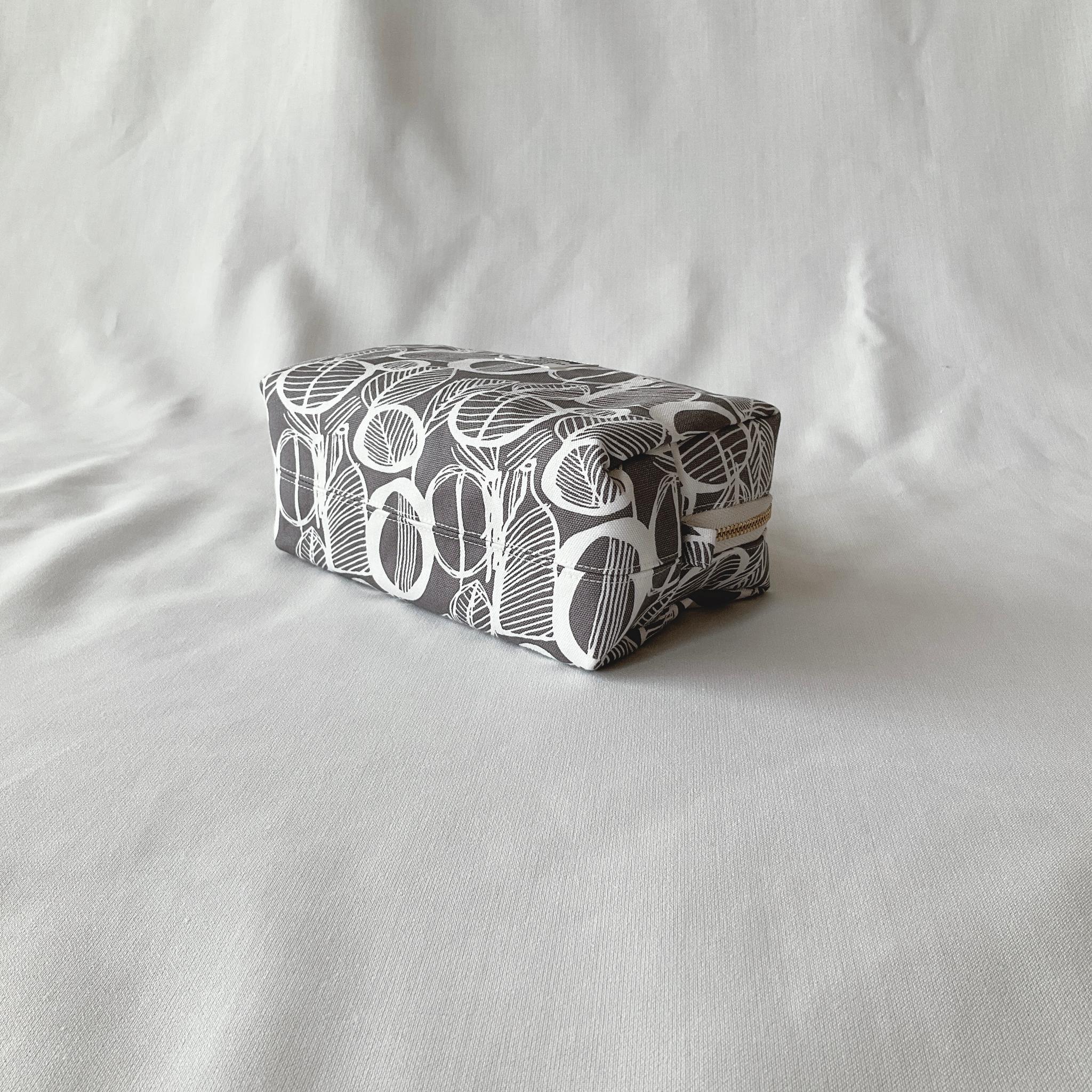 長くてしかくい大きめポーチ　スクエアポーチ　マチ付きポーチ　ファスナーポーチ　コスメポーチ　ケーブルポーチ | 5枚目