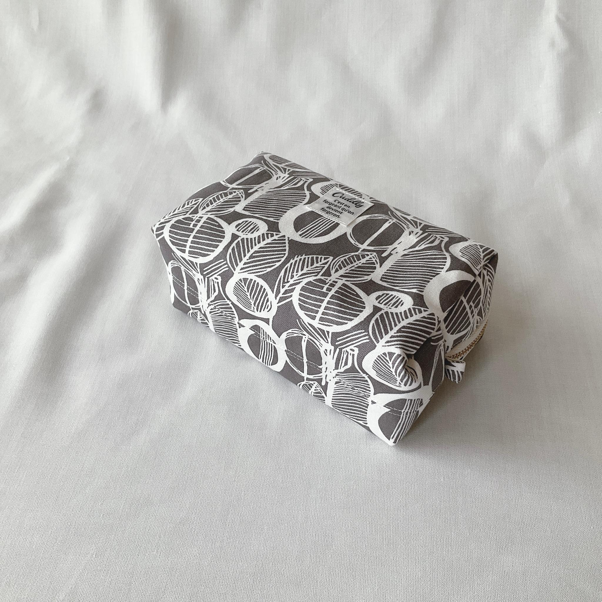 長くてしかくい大きめポーチ　スクエアポーチ　マチ付きポーチ　ファスナーポーチ　コスメポーチ　ケーブルポーチ | 6枚目