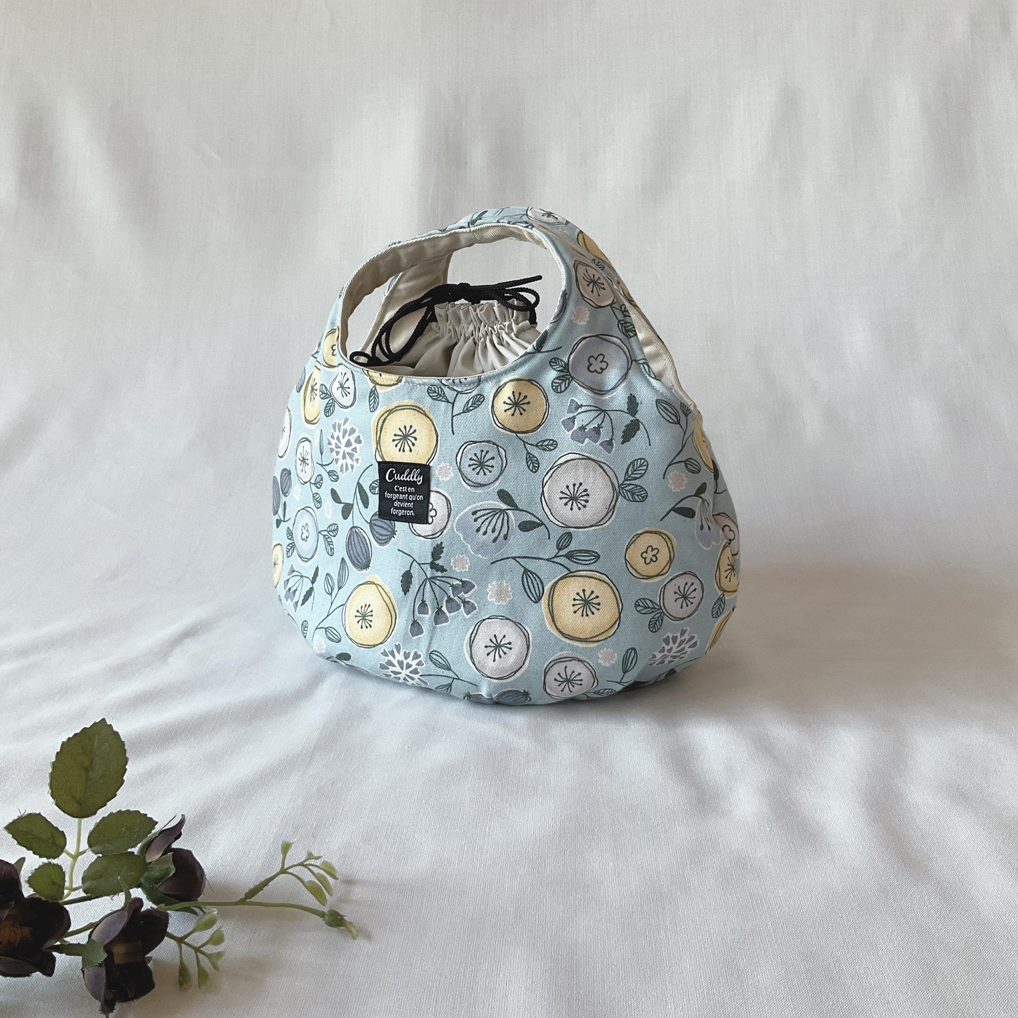 中身が見えないのが嬉しい　北欧柄の小さなころりんバッグ1枚目の画像