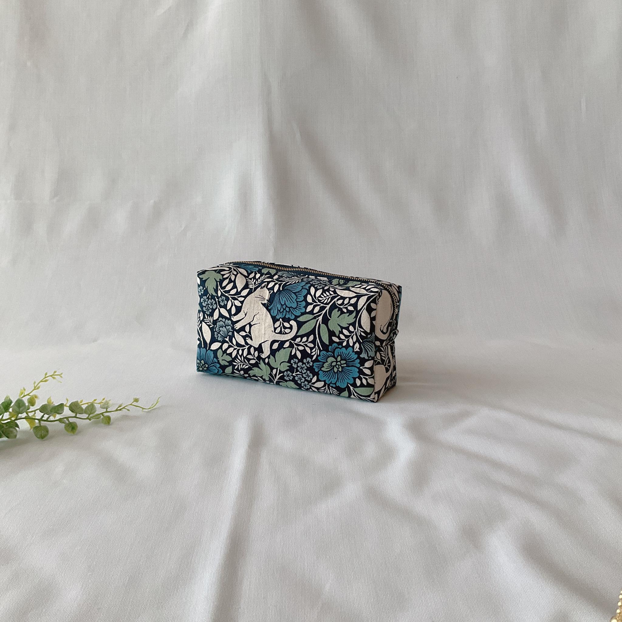 マチ付きでたっぷり入る　ねこ柄の長四角スクエアポーチ