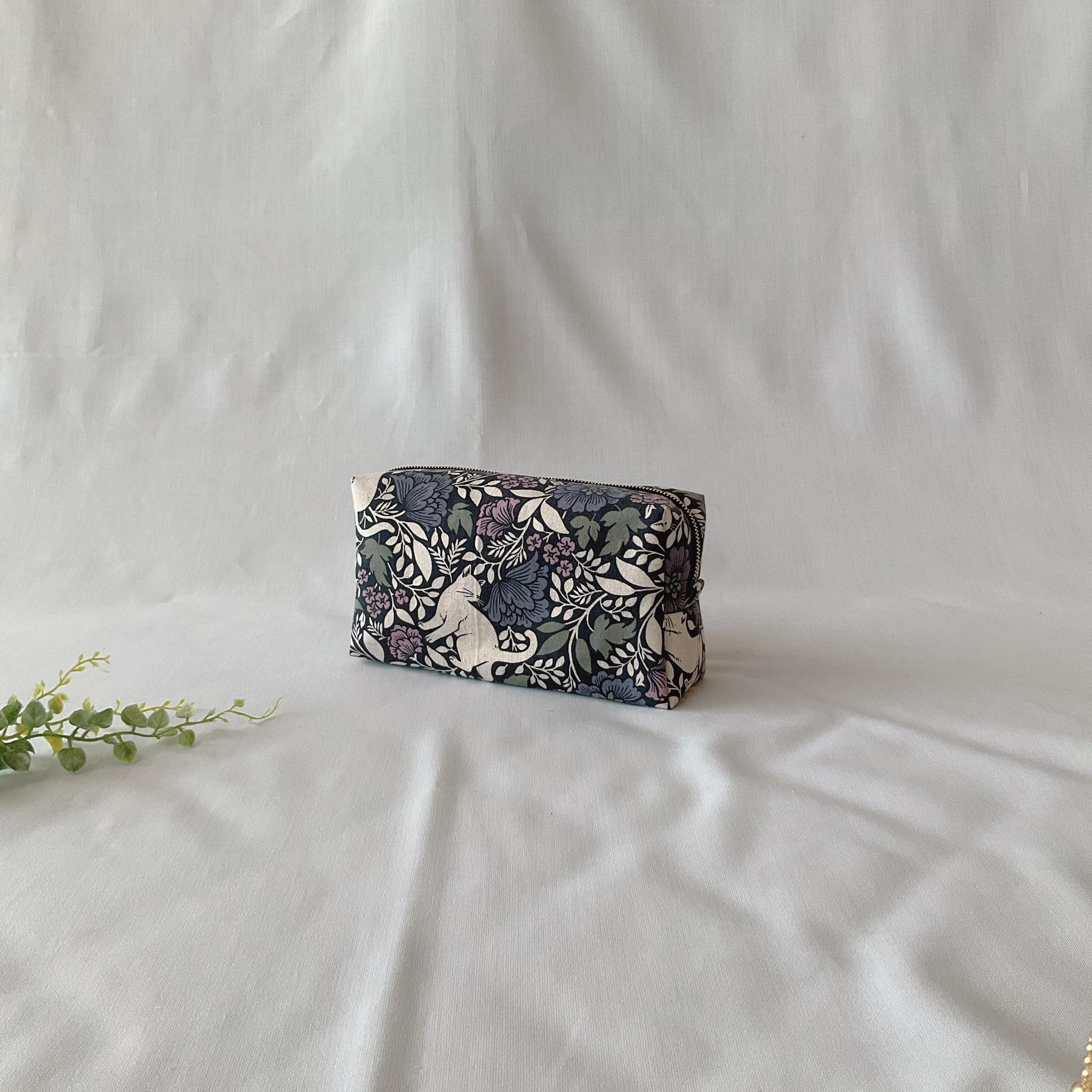 マチ付きでたっぷり入る　ねこ柄の長四角スクエアポーチ