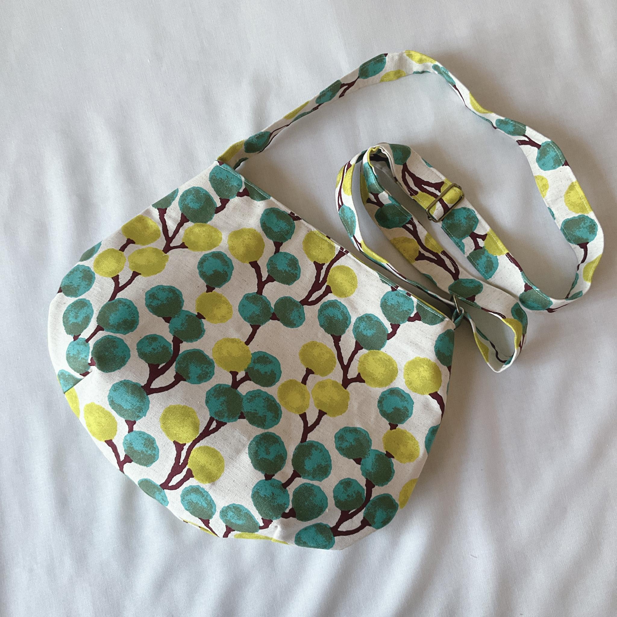 ぷっくり底のワンショルダーバッグ　大きめ　肩掛け　ななめがけ　お出かけ　散歩　手ぶら