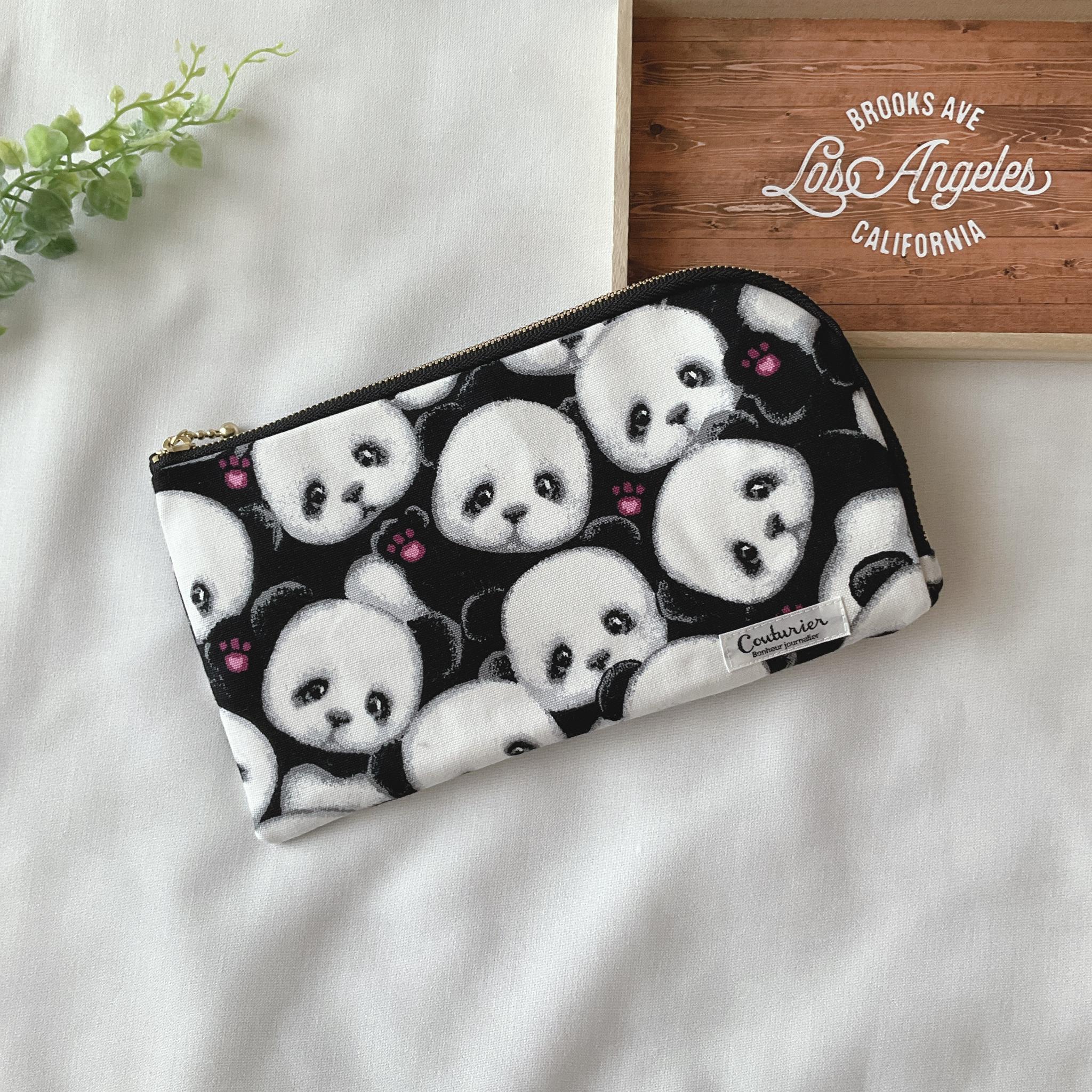 お薬手帳が入るL字ファスナーのポーチ お薬手帳 通帳ケース フラットポーチ マスクポーチ パンダ　黒1枚目の画像