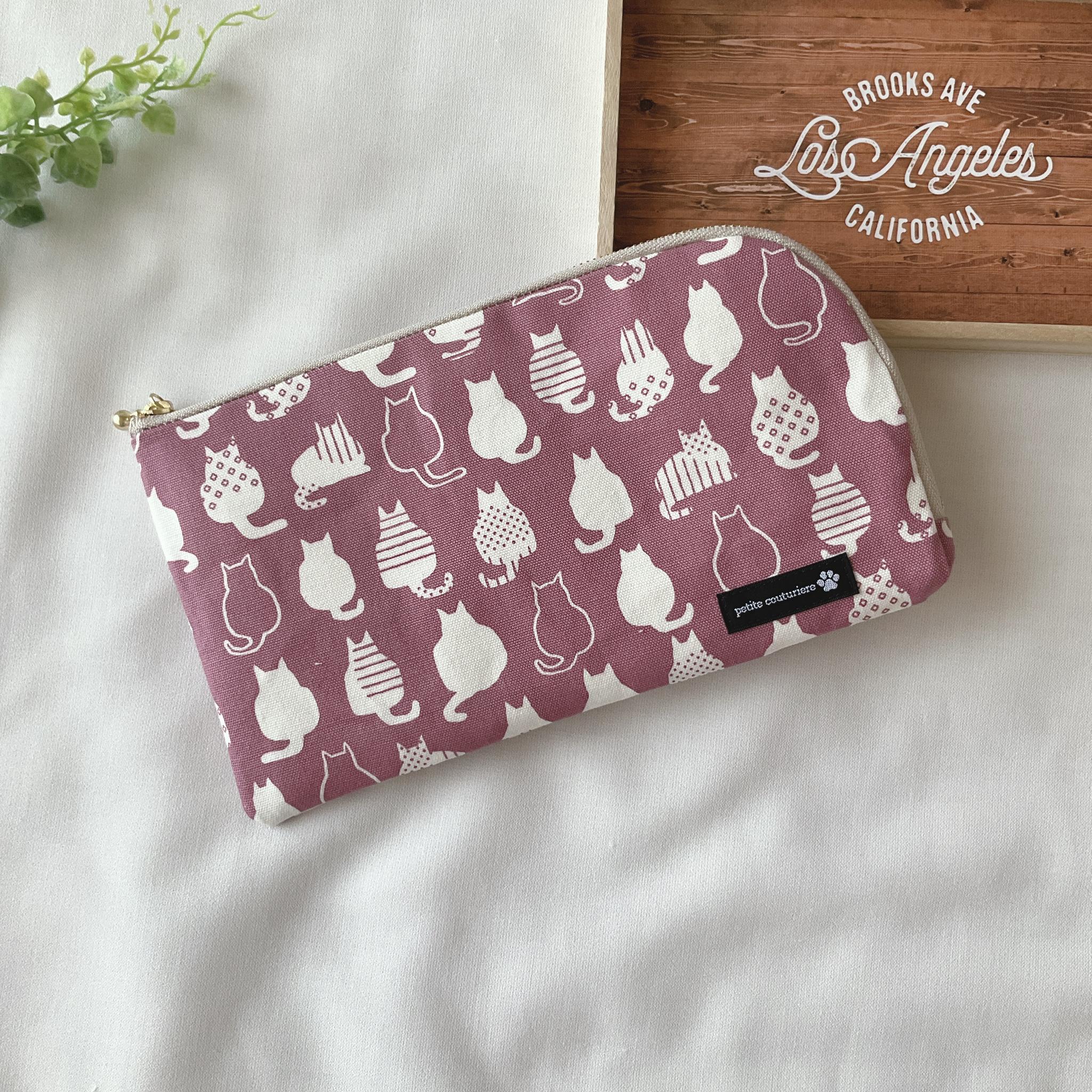 お薬手帳が入るL字ファスナーのポーチ お薬手帳 通帳ケース フラットポーチ マスクポーチ ねこ 後ろ姿 ピンク