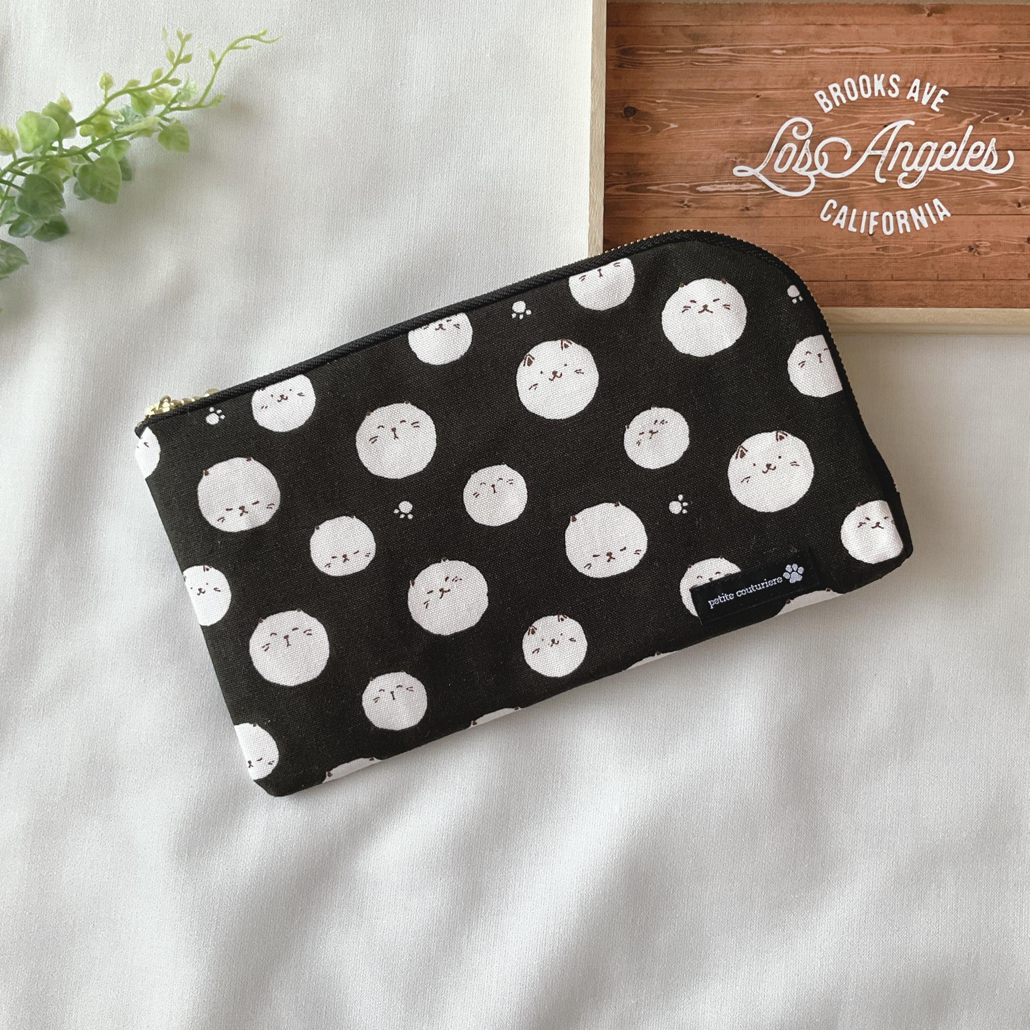 お薬手帳が入るL字ファスナーのポーチ お薬手帳 通帳ケース フラットポーチ マスクポーチ　ねこ　猫柄