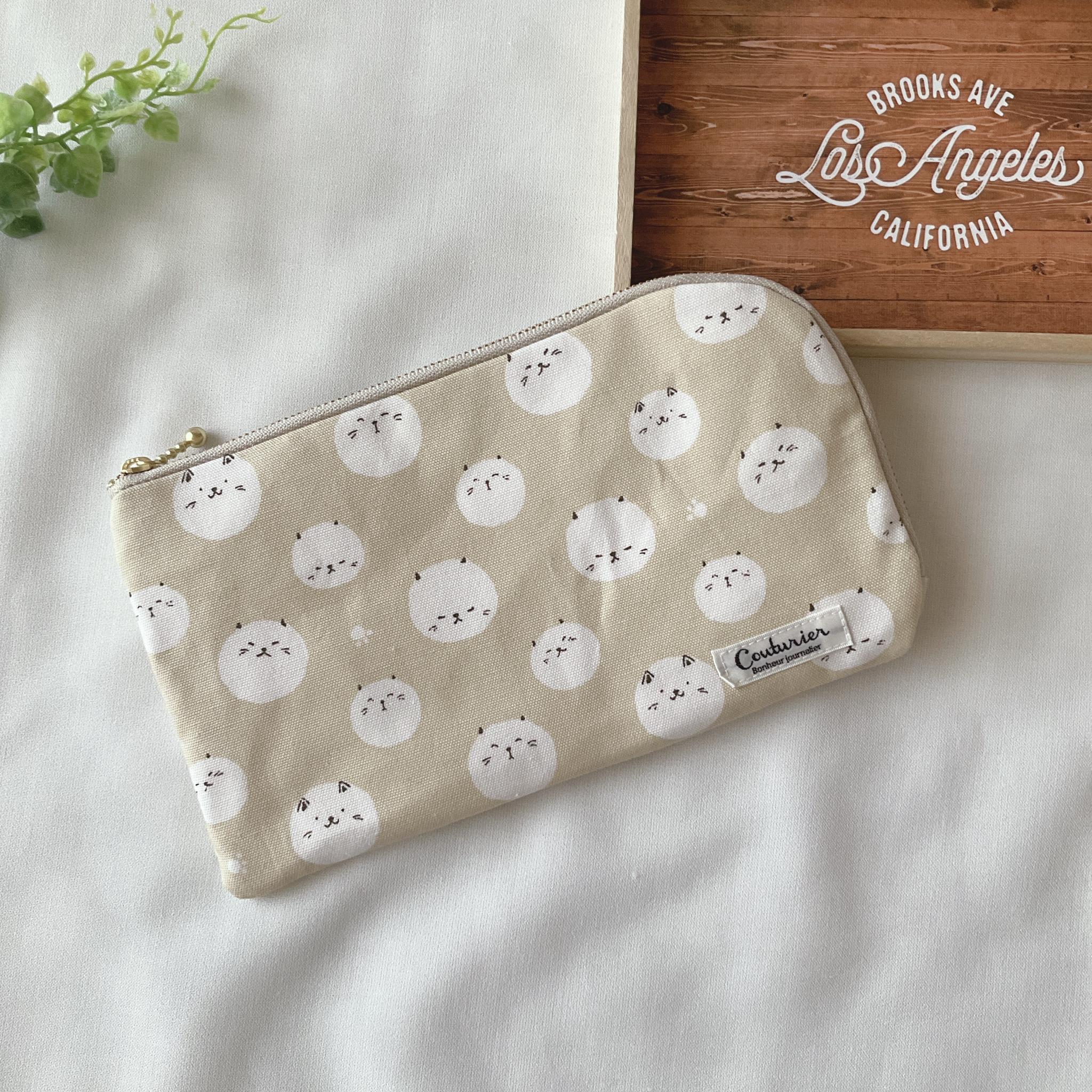 お薬手帳が入るL字ファスナーのポーチ お薬手帳 通帳ケース フラットポーチ マスクポーチ ねこ クリーム1枚目の画像