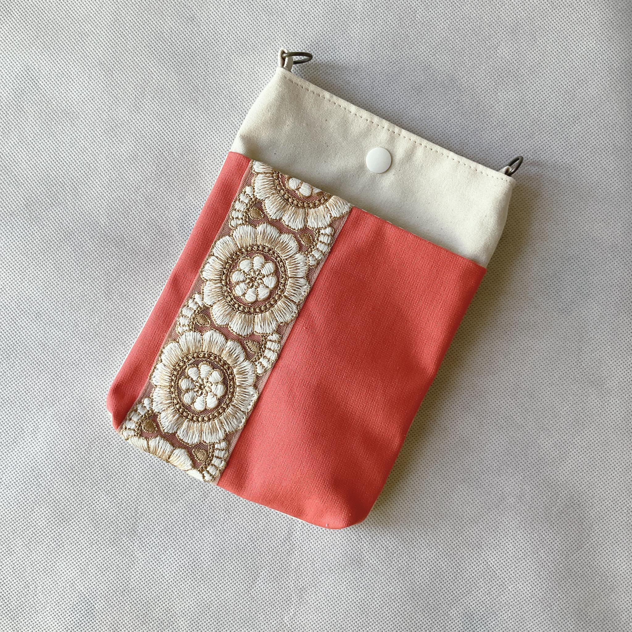 お散歩にぴったり！インド刺繍のちょっぴり大きめスマホショルダーでエレガントに！