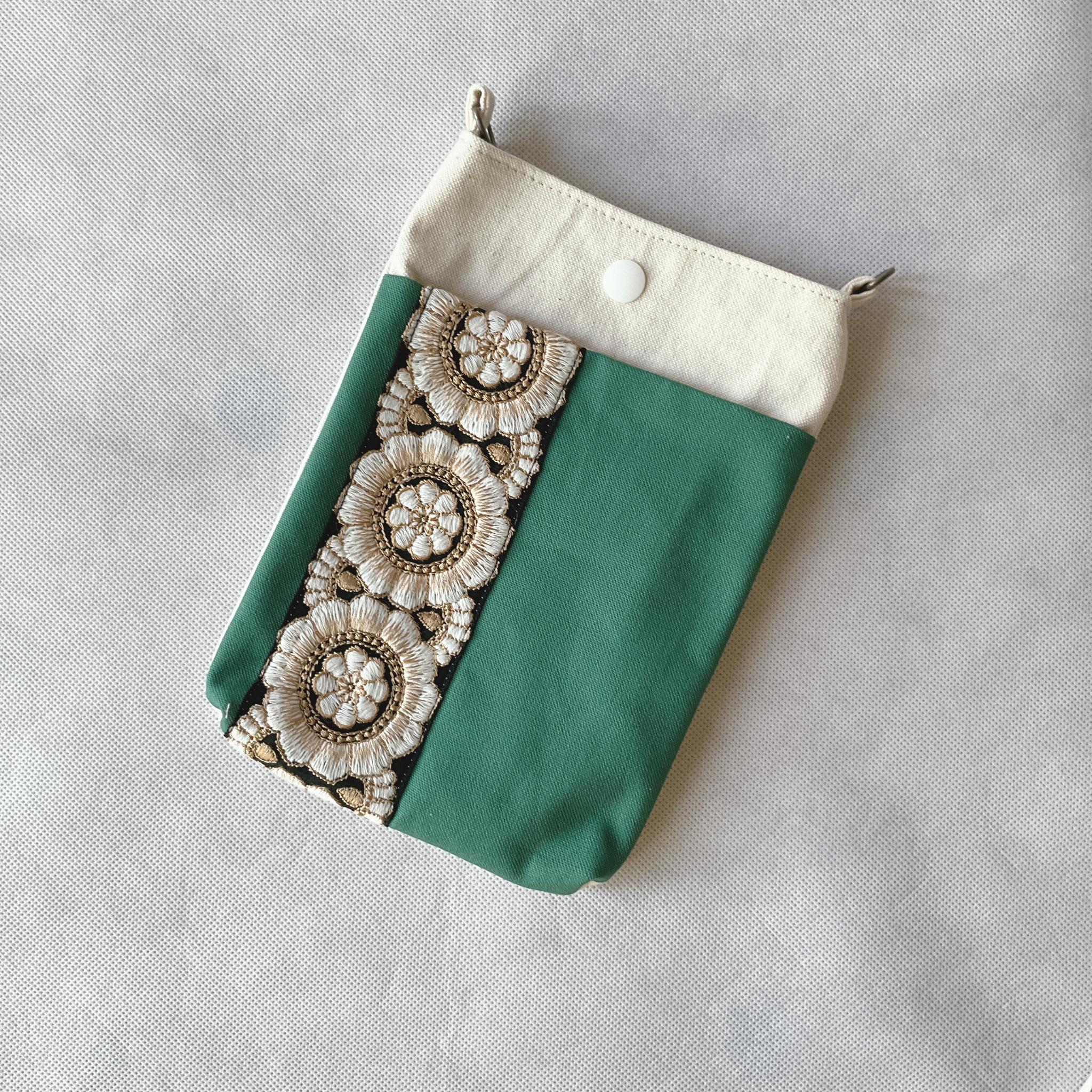 お散歩にぴったり！インド刺繍のちょっぴり大きめスマホショルダーでエレガントに！