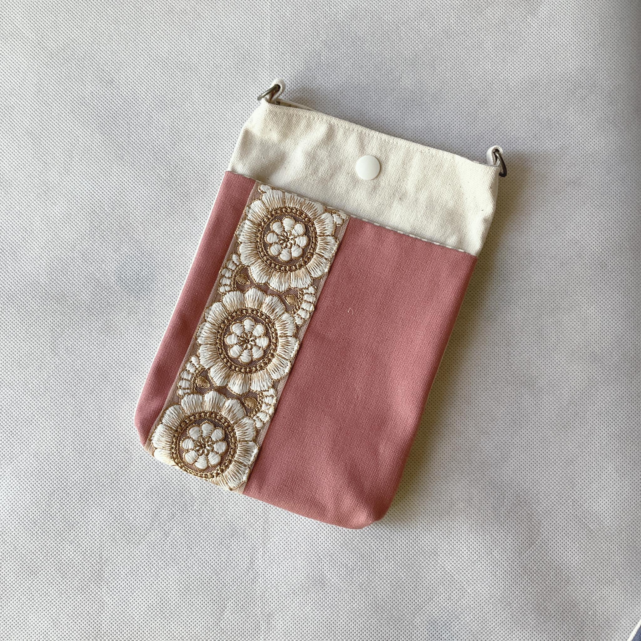 お散歩にぴったり！インド刺繍のちょっぴり大きめスマホショルダーでエレガントに！1枚目の画像