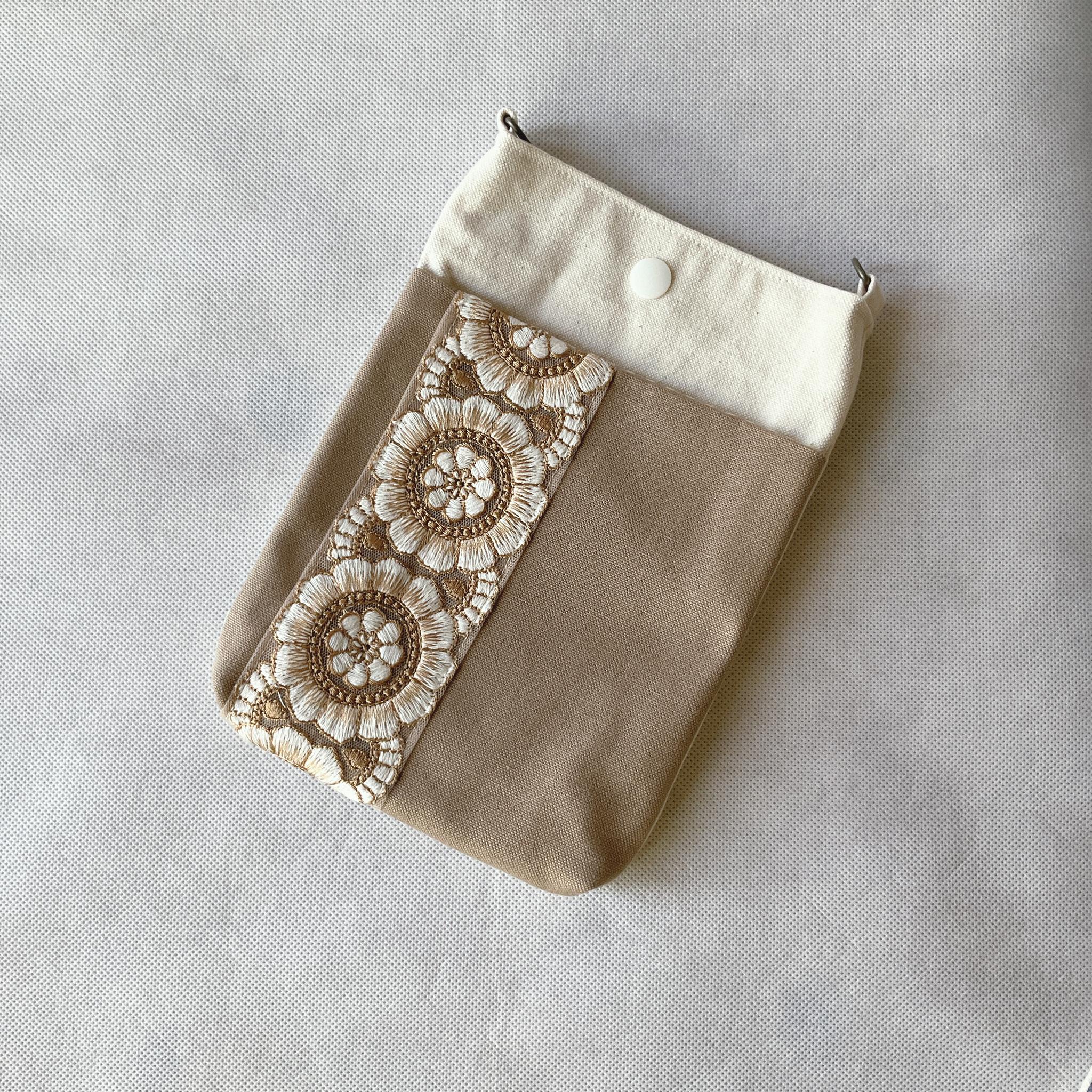 お散歩にぴったり！インド刺繍のちょっぴり大きめスマホショルダーでエレガントに！1枚目の画像