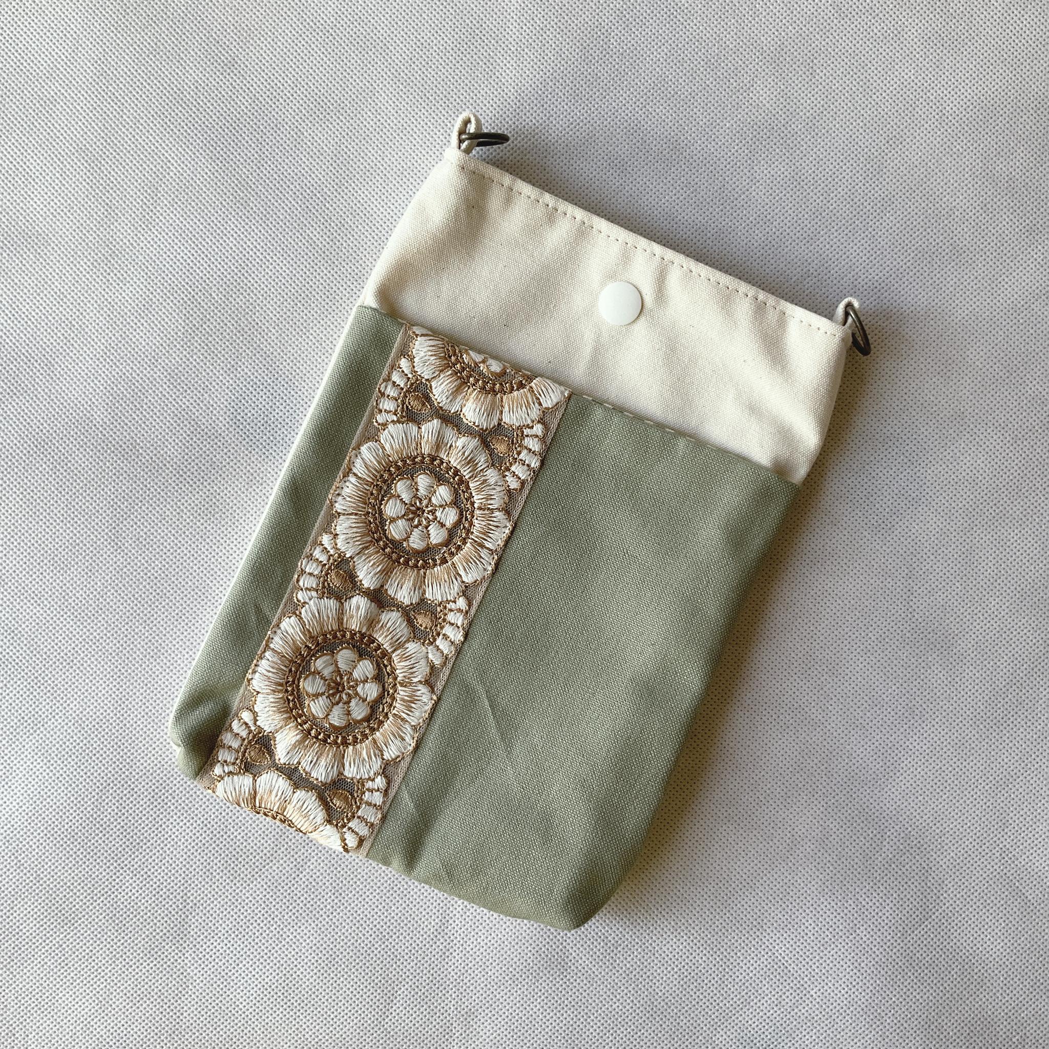 お散歩にぴったり！インド刺繍のちょっぴり大きめスマホショルダーでエレガントに！