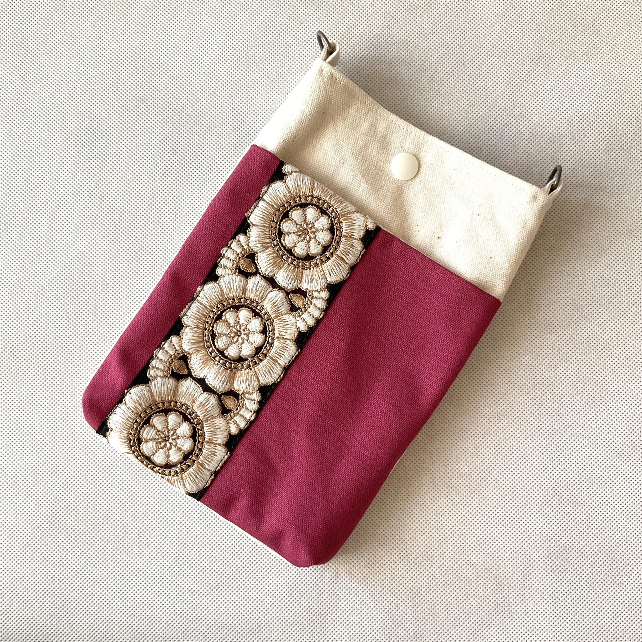 お散歩にぴったり！インド刺繍のちょっぴり大きめスマホショルダーでエレガントに！1枚目の画像