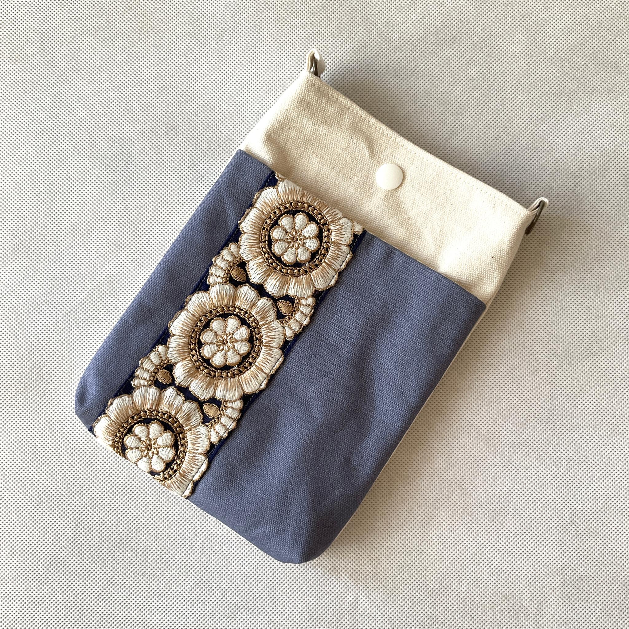 お散歩にぴったり！インド刺繍のちょっぴり大きめスマホショルダーでエレガントに！1枚目の画像