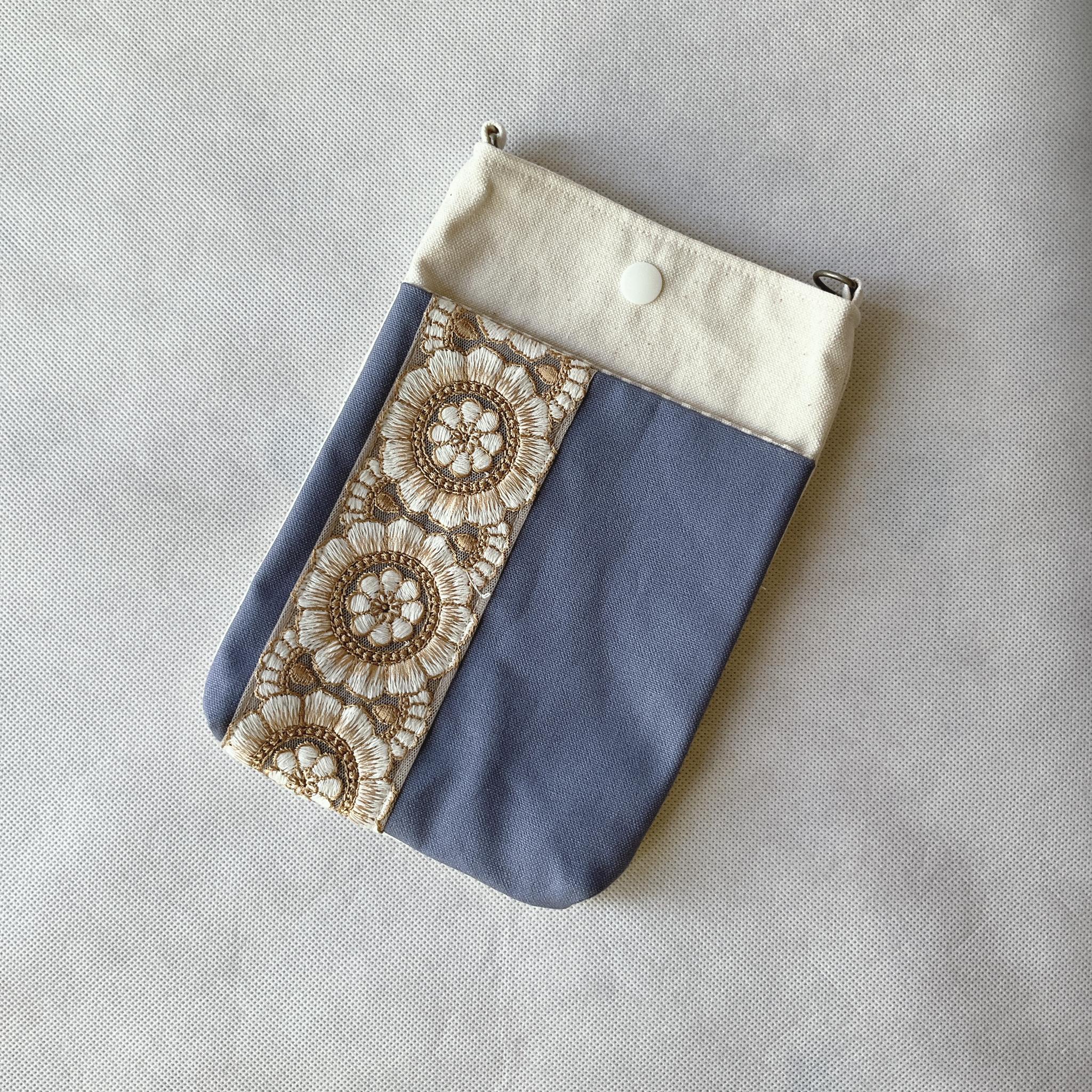 お散歩にぴったり！インド刺繍のちょっぴり大きめスマホショルダーでエレガントに！1枚目の画像