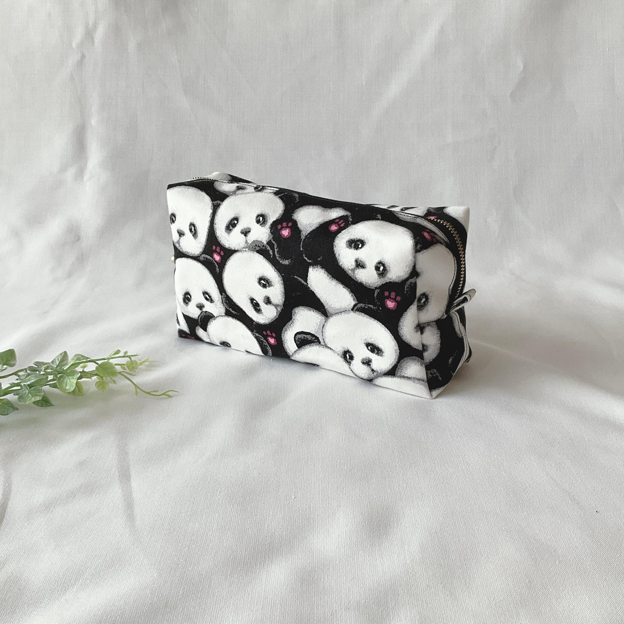 マチ付きでたっぷり入る　ぱんだ柄の長四角スクエアポーチ