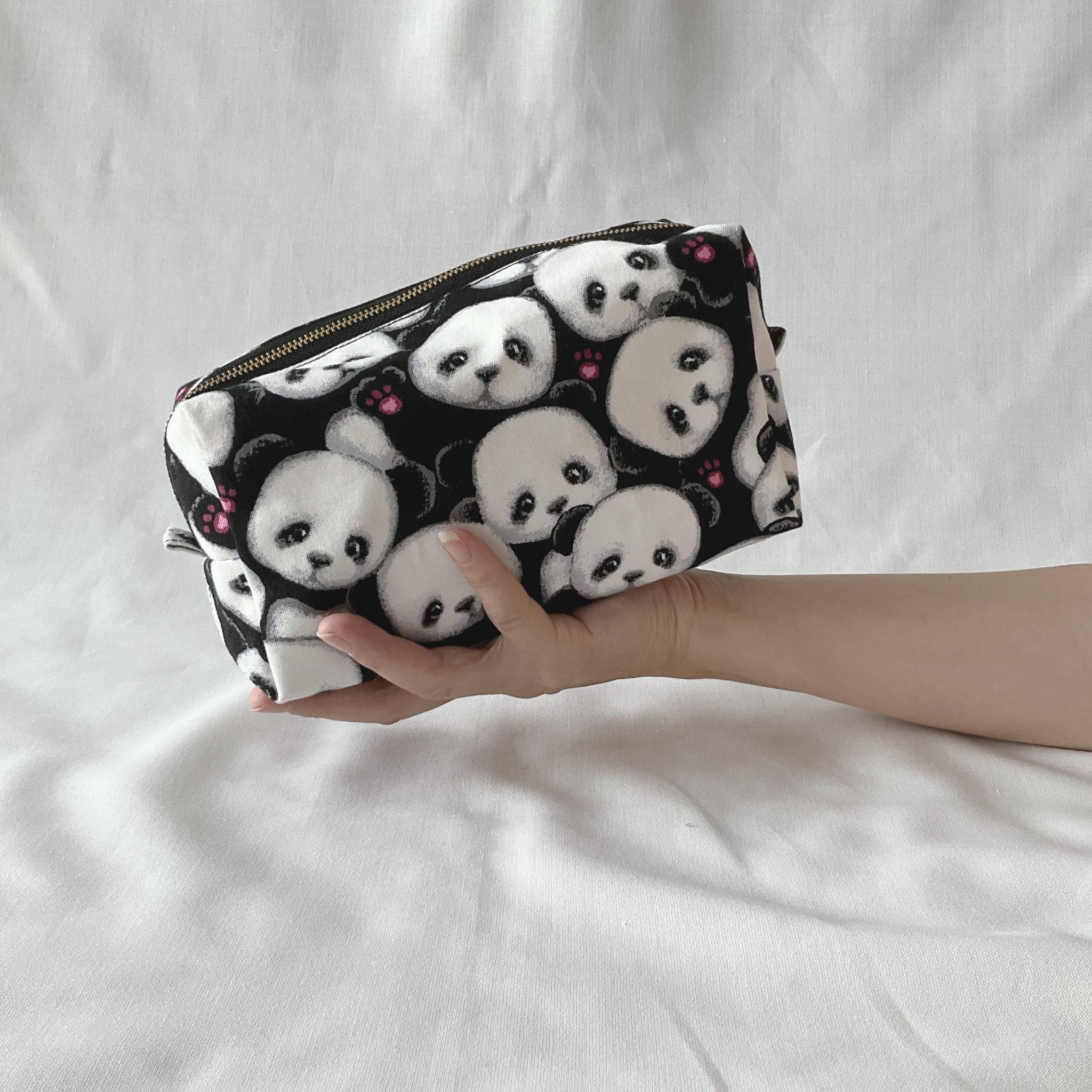 マチ付きでたっぷり入る　ぱんだ柄の長四角スクエアポーチ | 2枚目