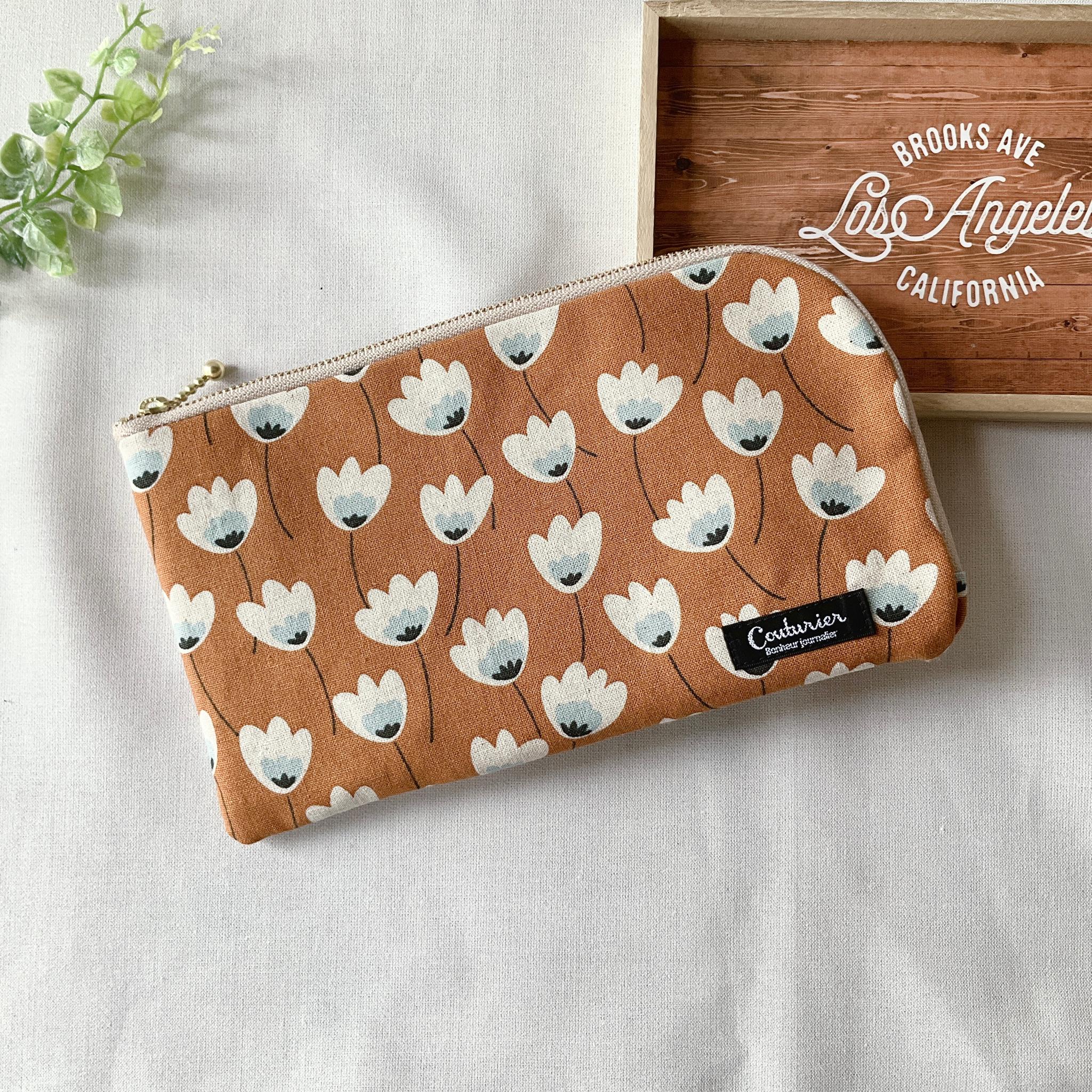 お薬手帳が入るL字ファスナーのポーチ お薬手帳 通帳ケース フラットポーチ ﾌﾟﾗﾝﾂﾌﾟﾗﾝﾂ　フラワー　キャメル