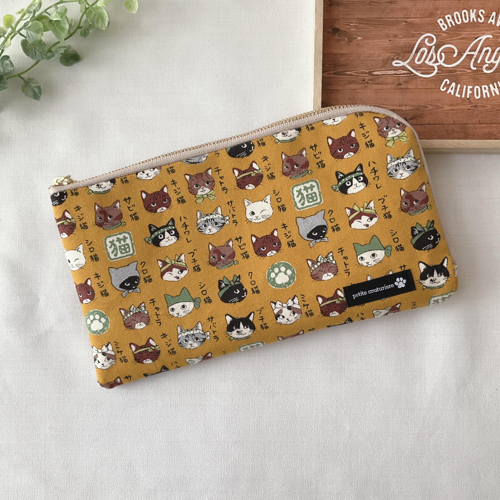 お薬手帳が入るL字ファスナーのポーチ お薬手帳 通帳ケース フラットポーチ ねこ柄 猫1枚目の画像