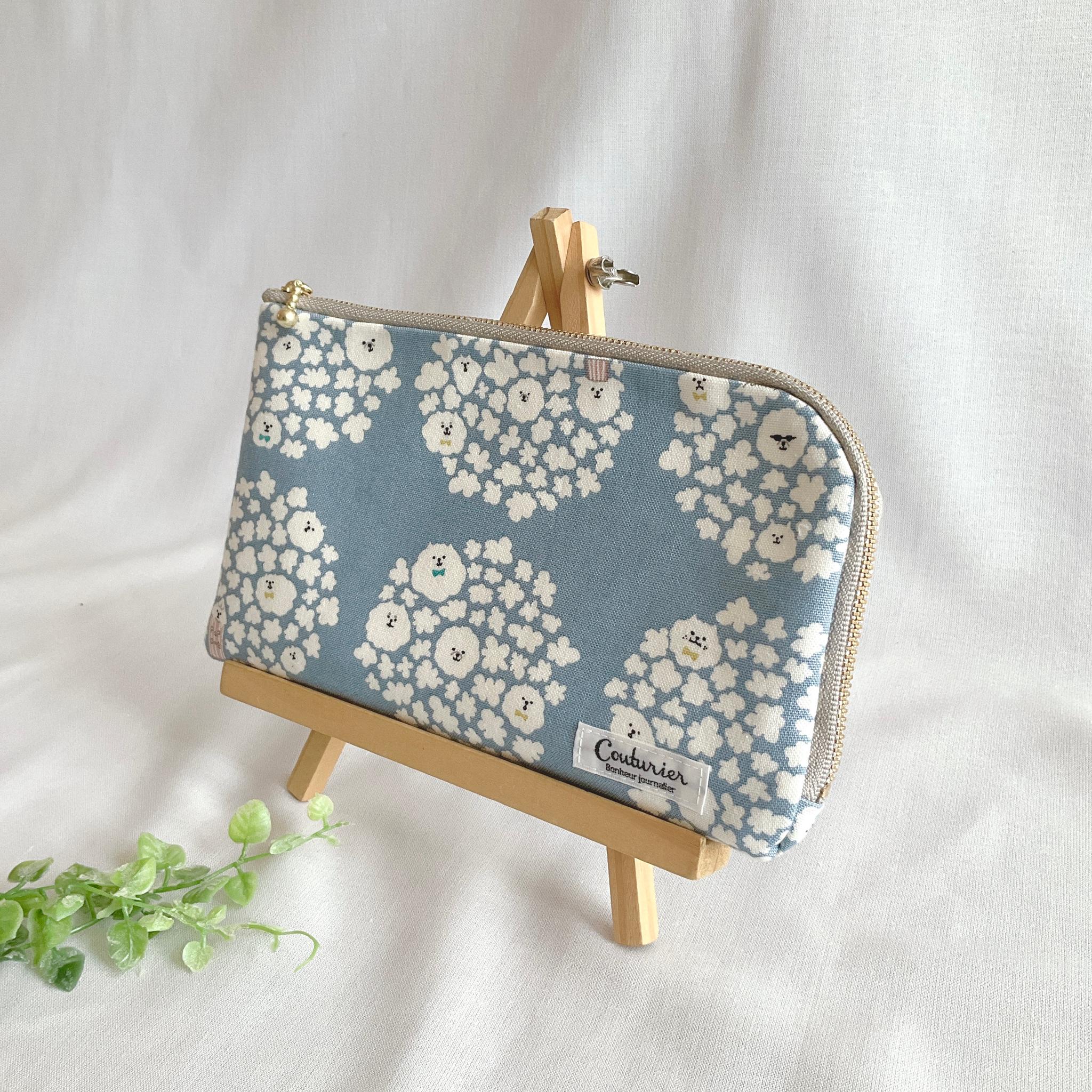 お薬手帳が入るL字ファスナーのポーチ　お薬手帳　通帳ケース　フラットポーチ　バッグインバッグ　犬柄　ビションフリーゼ | 2枚目