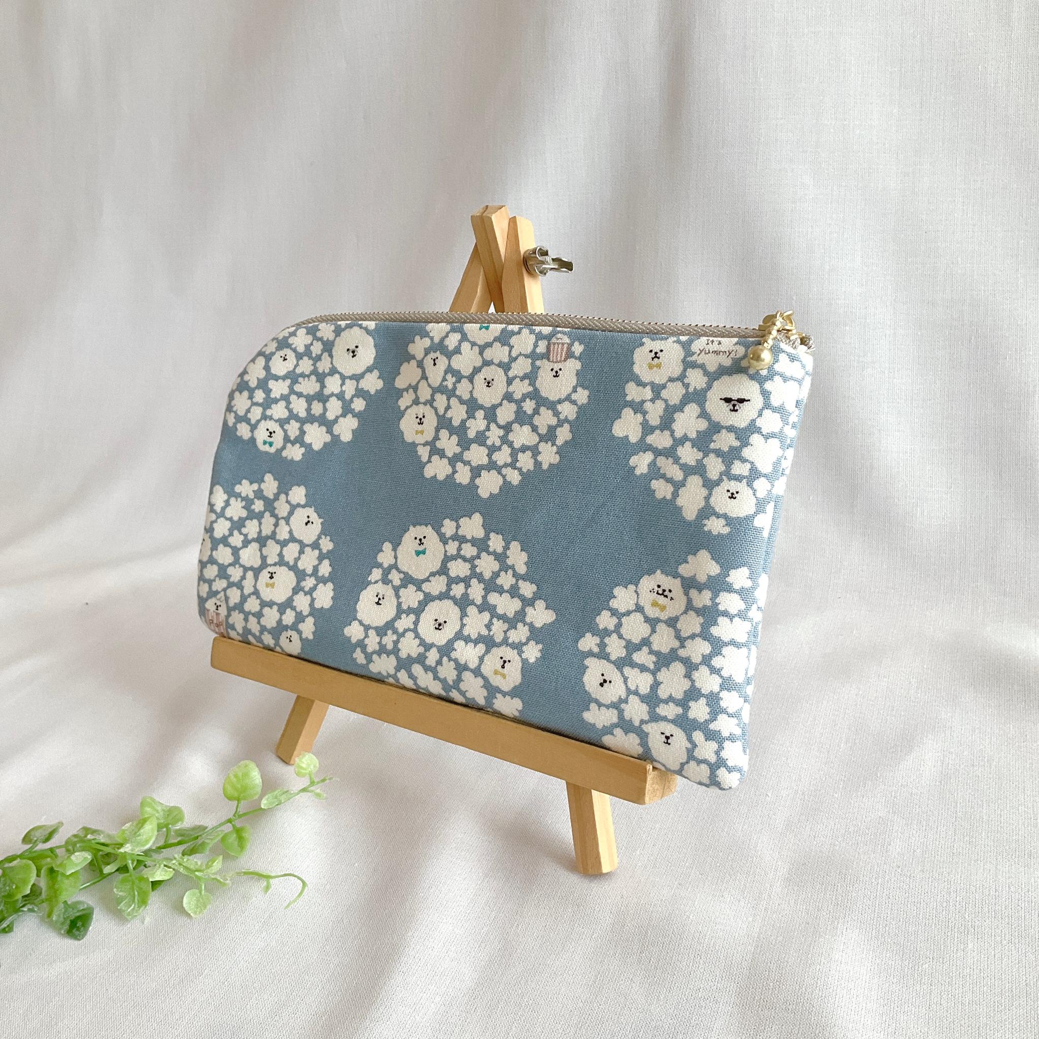 お薬手帳が入るL字ファスナーのポーチ　お薬手帳　通帳ケース　フラットポーチ　バッグインバッグ　犬柄　ビションフリーゼ | 3枚目