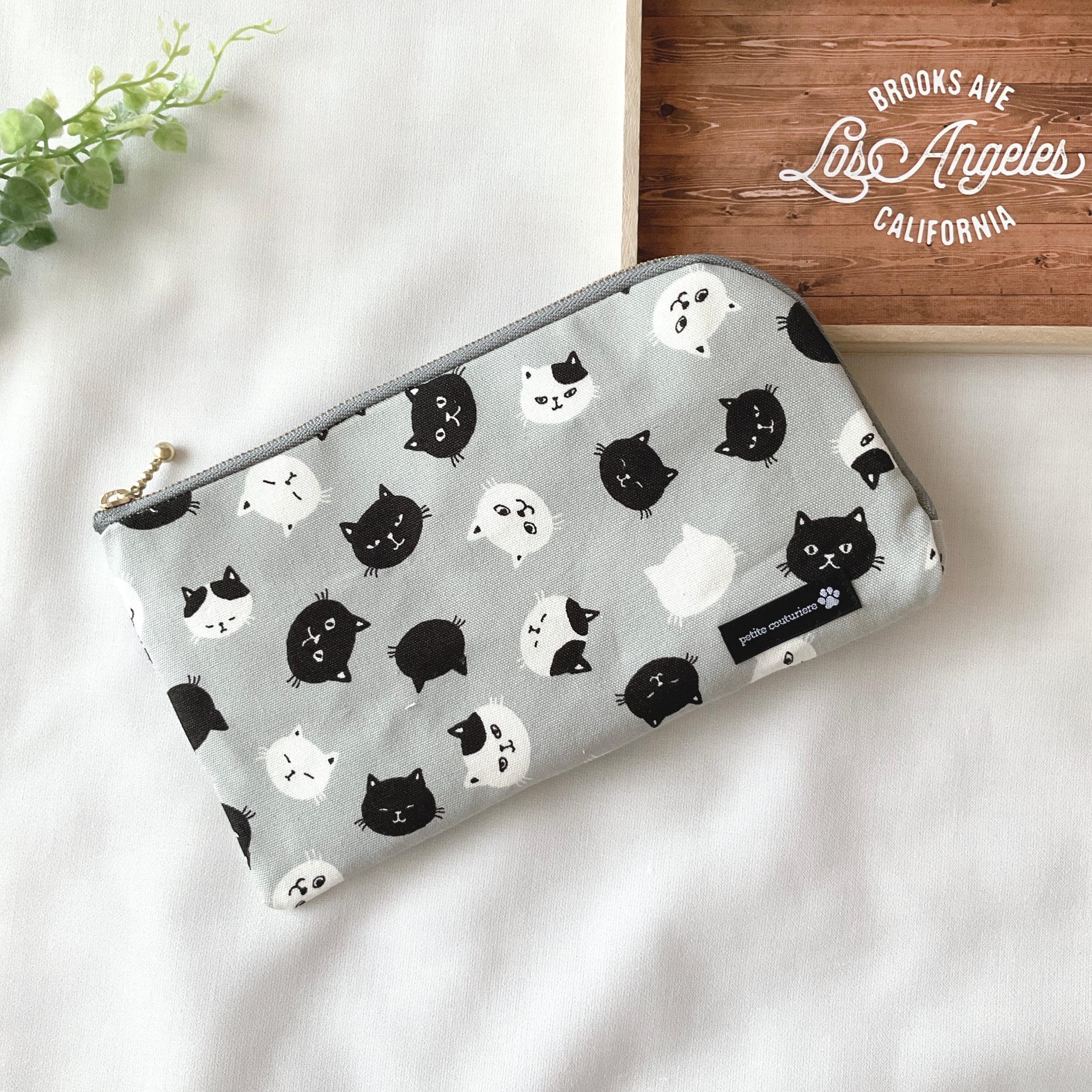 お薬手帳が入るL字ファスナーのポーチ お薬手帳 通帳ケース フラットポーチ マスクポーチ ねこ1枚目の画像