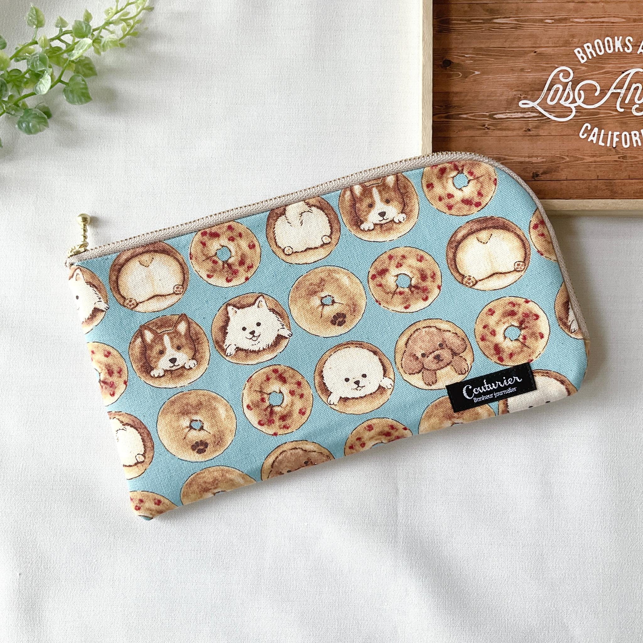 お薬手帳が入るL字ファスナーのポーチ　お薬手帳　通帳ケース　フラットポーチ　バッグインバッグ　犬柄1枚目の画像