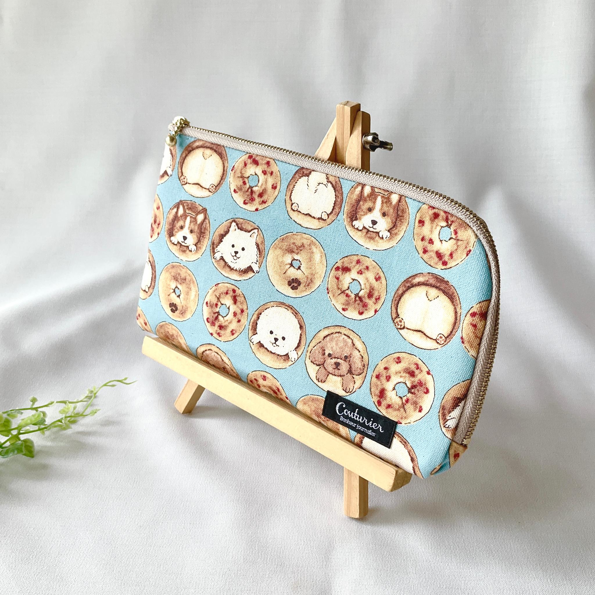 お薬手帳が入るL字ファスナーのポーチ　お薬手帳　通帳ケース　フラットポーチ　バッグインバッグ　犬柄 | 2枚目