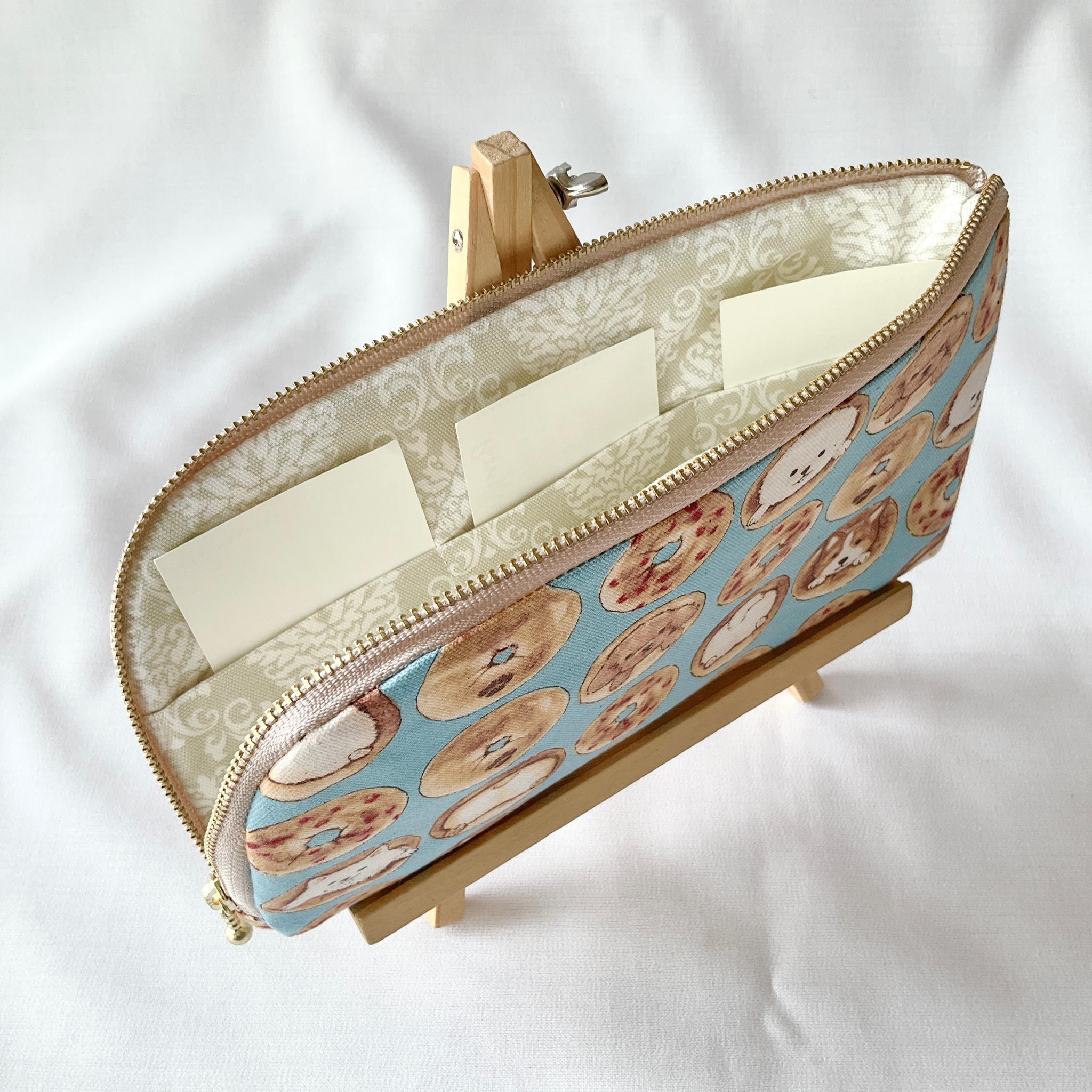 お薬手帳が入るL字ファスナーのポーチ　お薬手帳　通帳ケース　フラットポーチ　バッグインバッグ　犬柄 | 4枚目