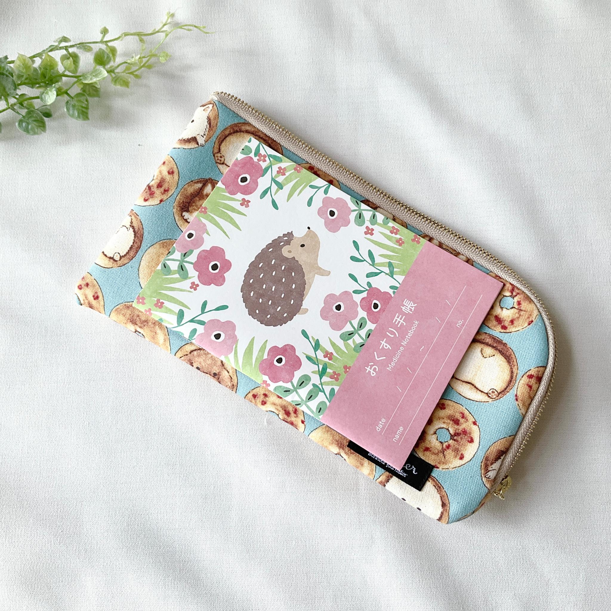 お薬手帳が入るL字ファスナーのポーチ　お薬手帳　通帳ケース　フラットポーチ　バッグインバッグ　犬柄 | 6枚目