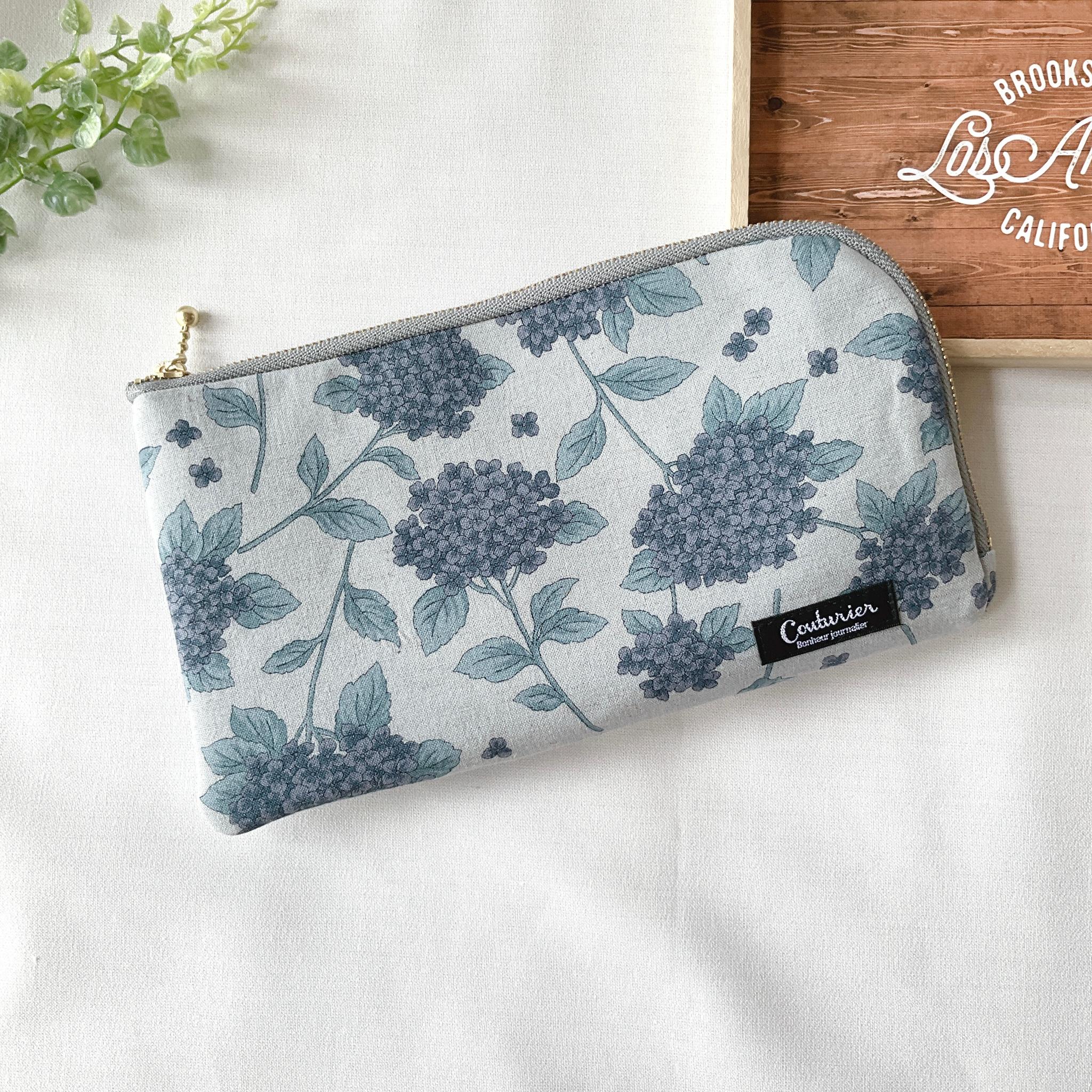 お薬手帳が入るL字ファスナーのポーチ　お薬手帳　通帳ケース　フラットポーチ　バッグインバッグ　あじさい　涼しげ