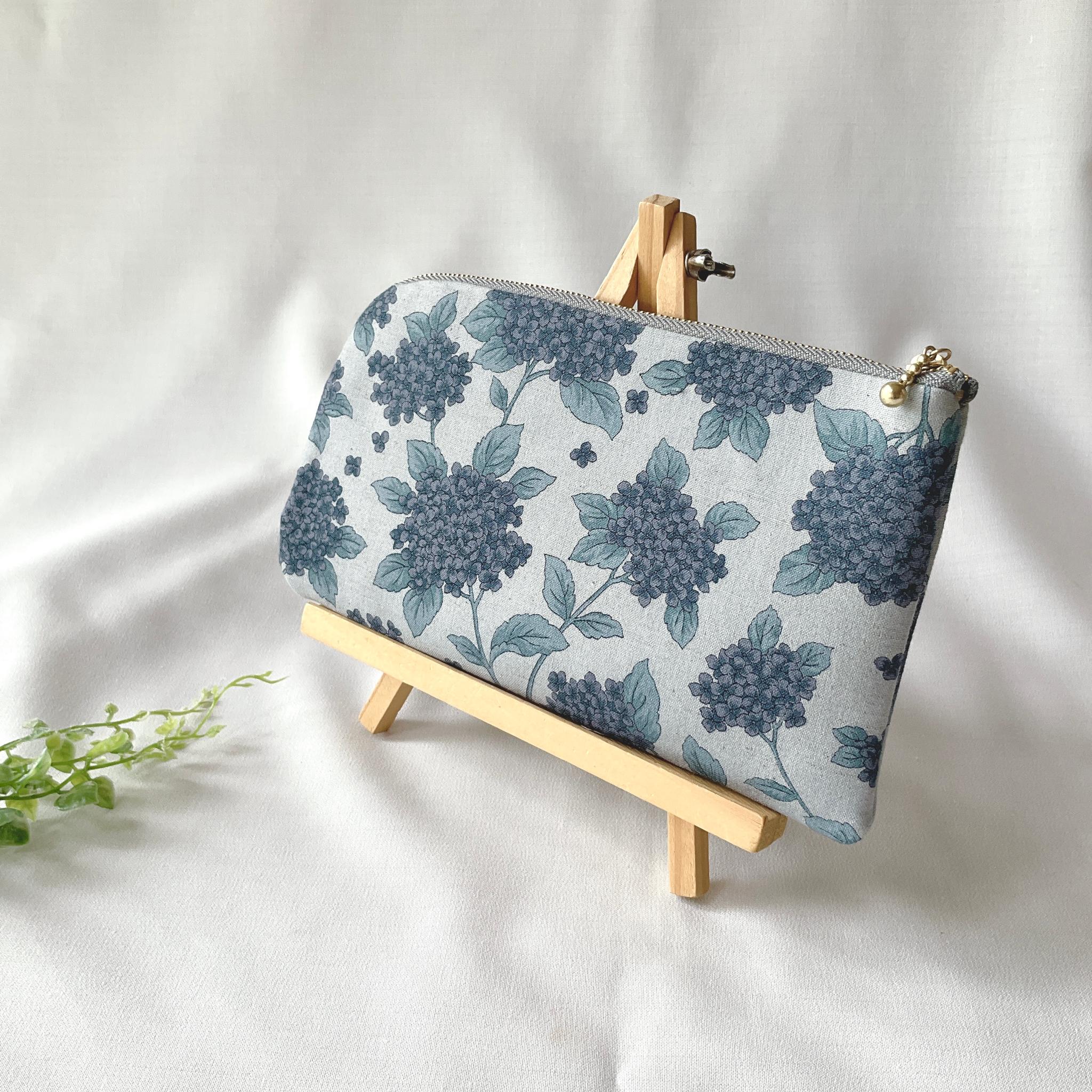 お薬手帳が入るL字ファスナーのポーチ　お薬手帳　通帳ケース　フラットポーチ　バッグインバッグ　あじさい　涼しげ | 3枚目