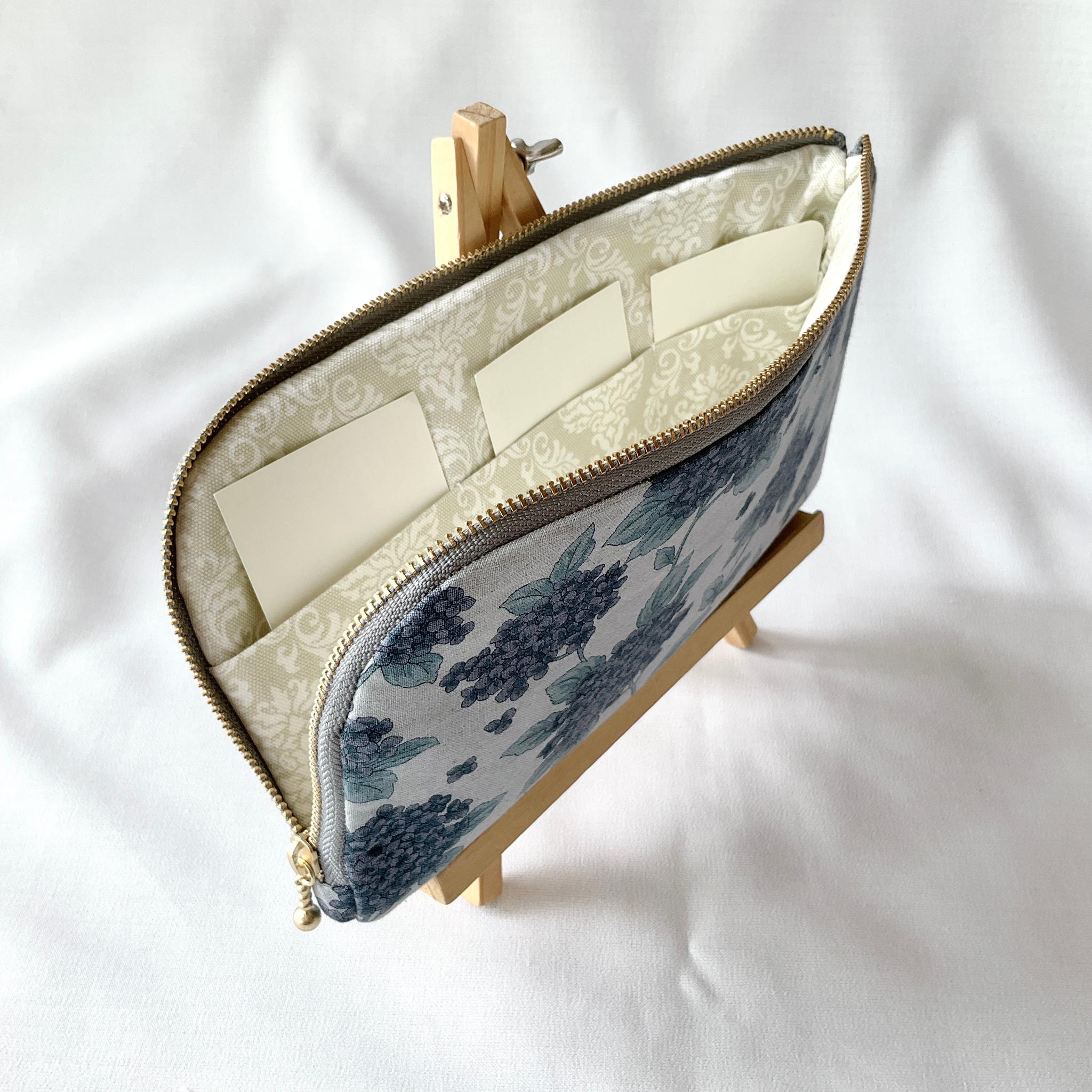 お薬手帳が入るL字ファスナーのポーチ　お薬手帳　通帳ケース　フラットポーチ　バッグインバッグ　あじさい　涼しげ | 4枚目