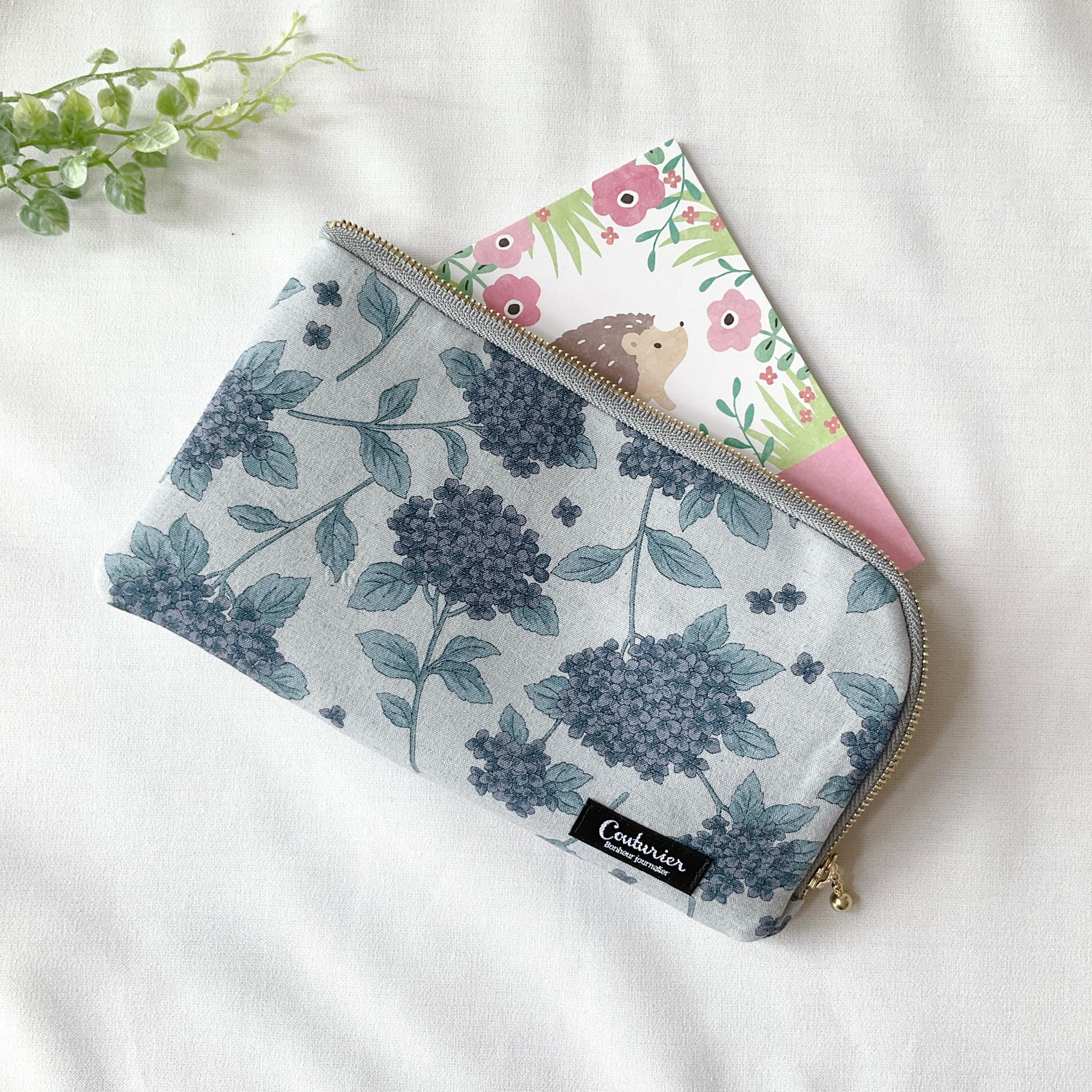 お薬手帳が入るL字ファスナーのポーチ　お薬手帳　通帳ケース　フラットポーチ　バッグインバッグ　あじさい　涼しげ | 5枚目