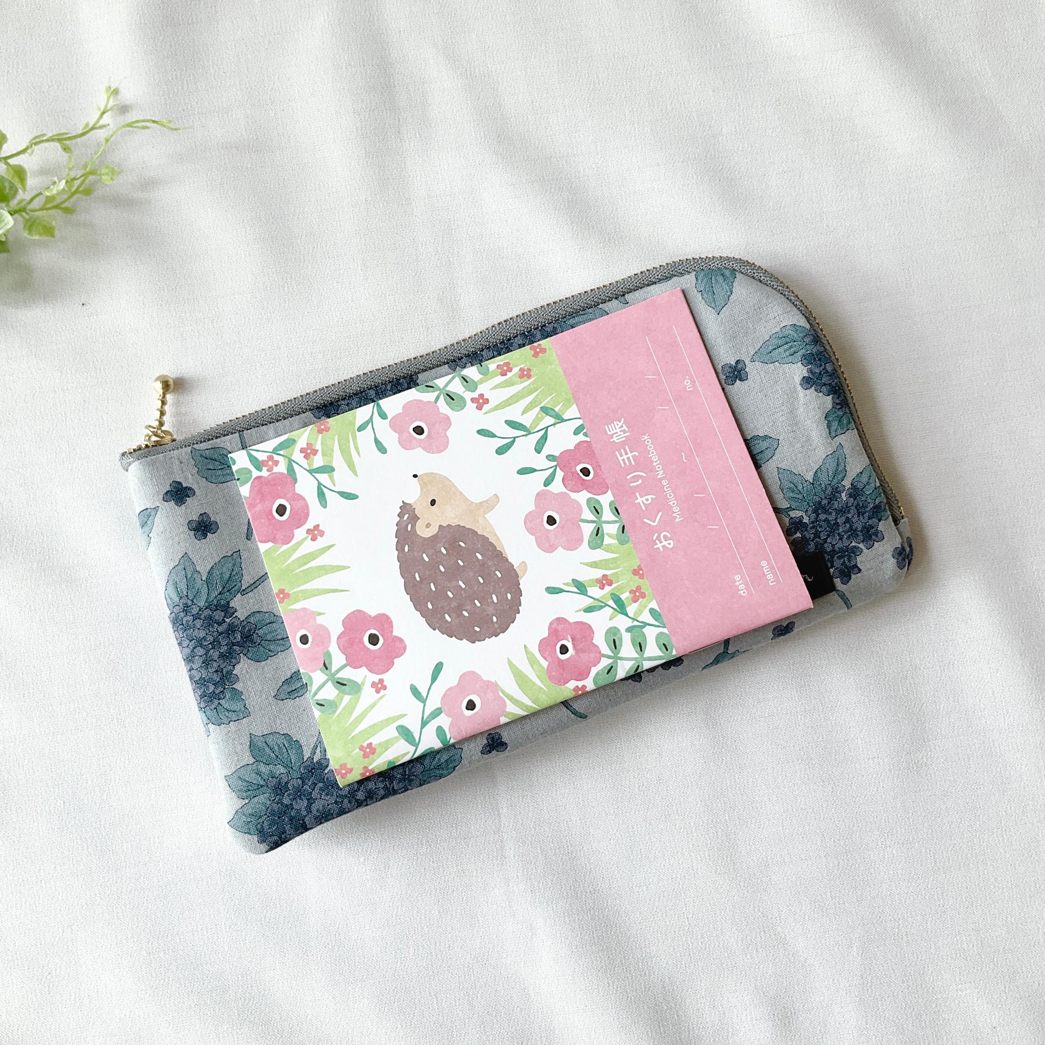 お薬手帳が入るL字ファスナーのポーチ　お薬手帳　通帳ケース　フラットポーチ　バッグインバッグ　あじさい　涼しげ | 6枚目