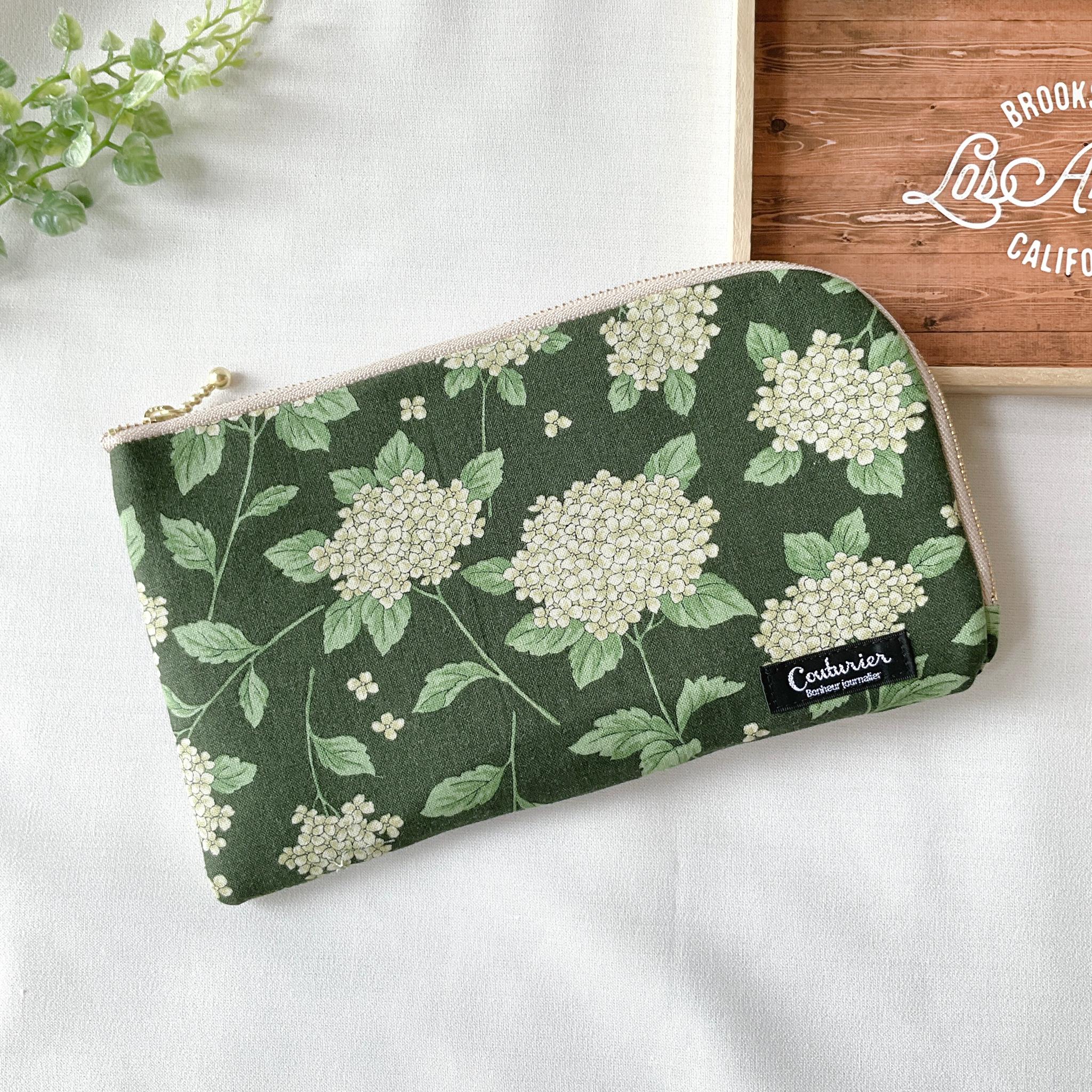 お薬手帳が入るL字ファスナーのポーチ　お薬手帳　通帳ケース　フラットポーチ　バッグインバッグ　あじさい　涼しげ