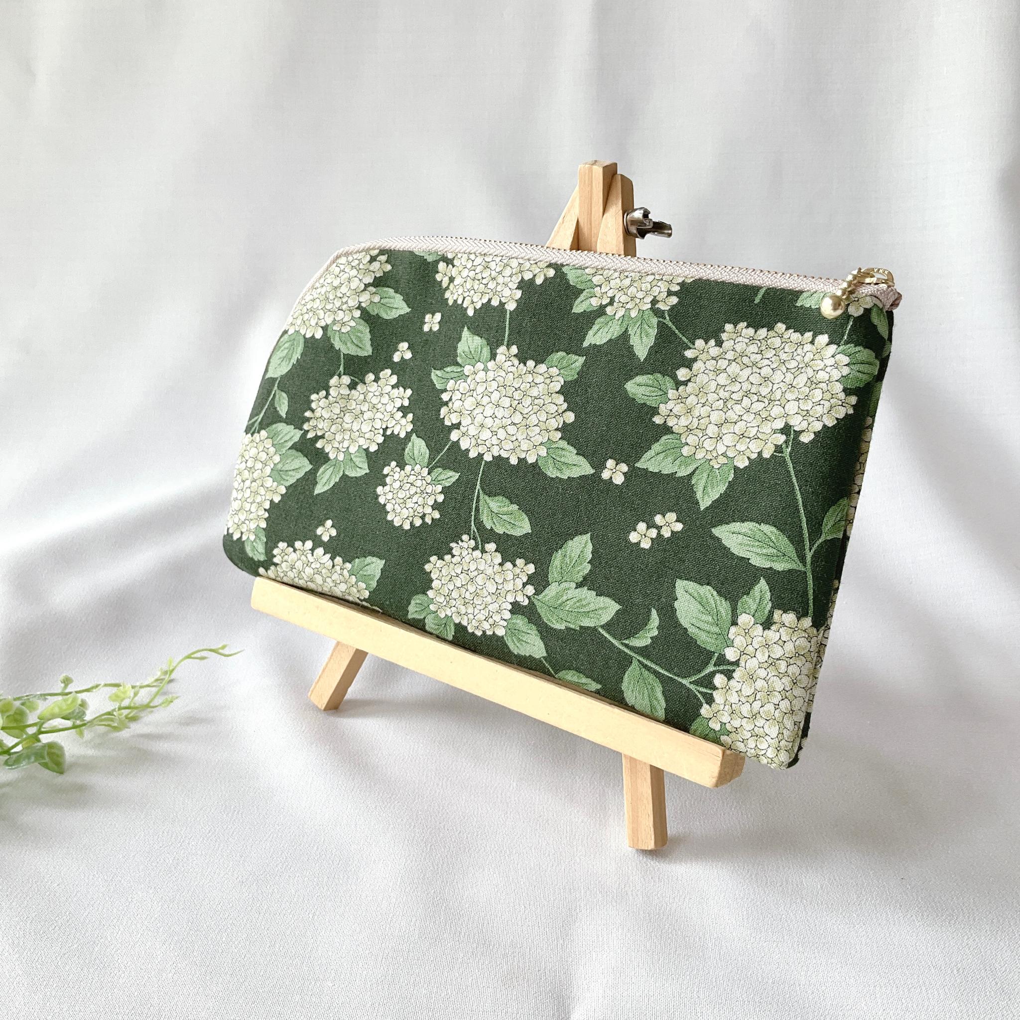 お薬手帳が入るL字ファスナーのポーチ　お薬手帳　通帳ケース　フラットポーチ　バッグインバッグ　あじさい　涼しげ | 3枚目