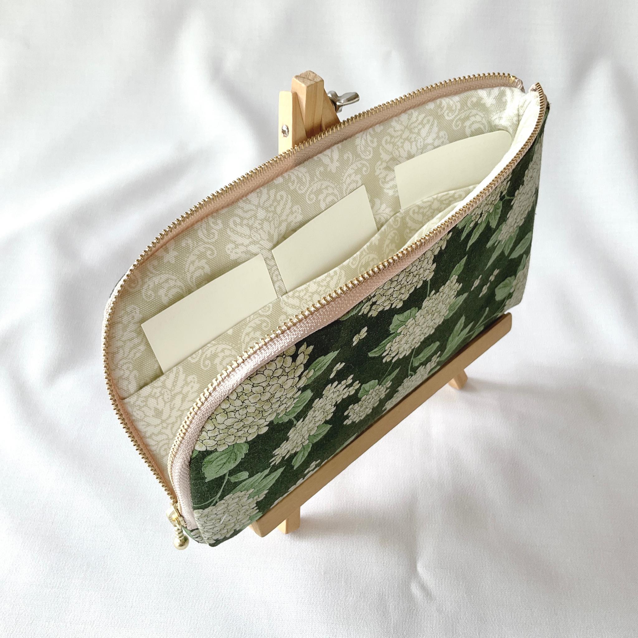 お薬手帳が入るL字ファスナーのポーチ　お薬手帳　通帳ケース　フラットポーチ　バッグインバッグ　あじさい　涼しげ | 4枚目