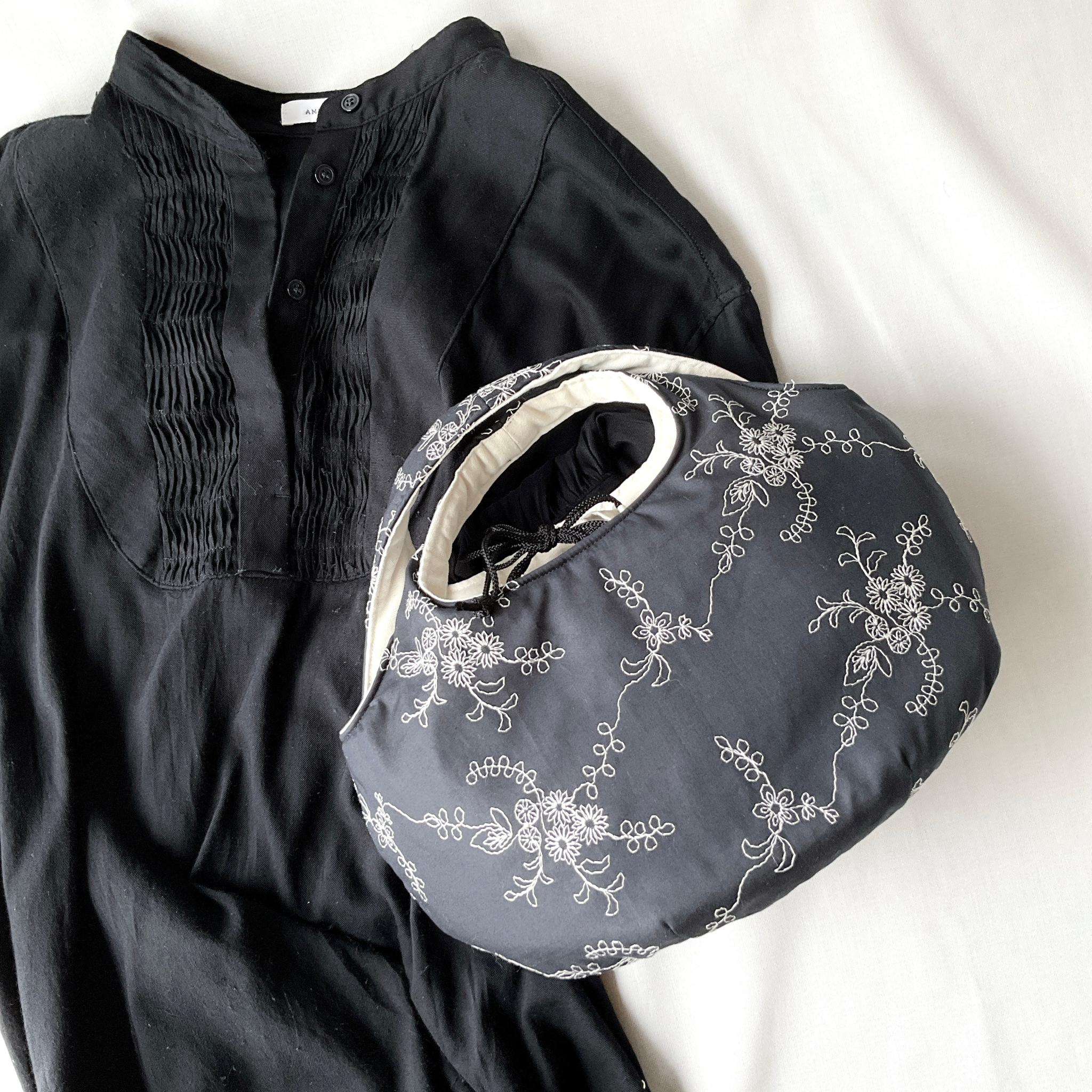 花柄刺繍の小さなころりんバッグ　Sサイズ　ブラック　中身が見えないのが嬉しい | 5枚目