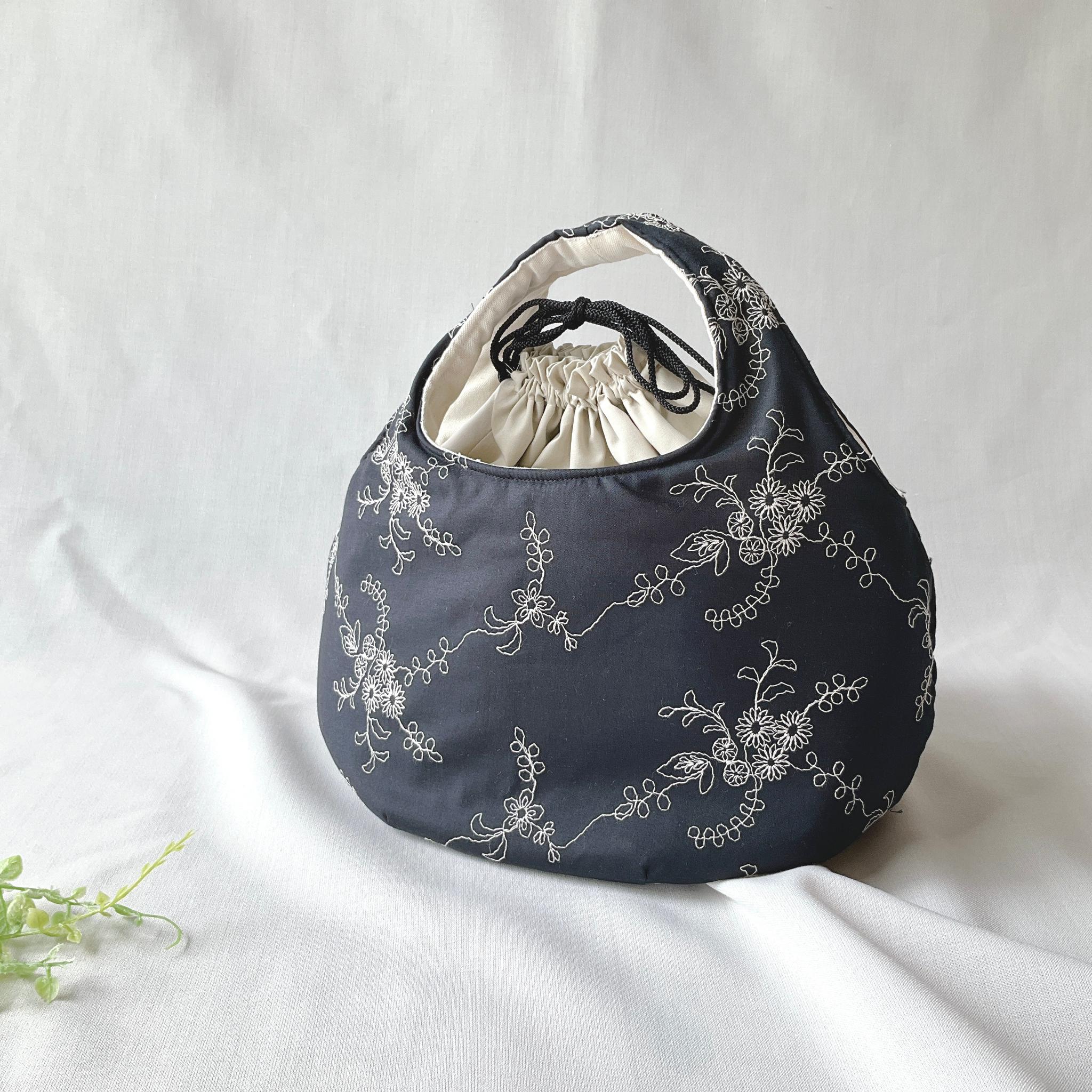花柄刺繍の小さなころりんバッグ　Sサイズ　ブラック　中身が見えないのが嬉しい | 2枚目