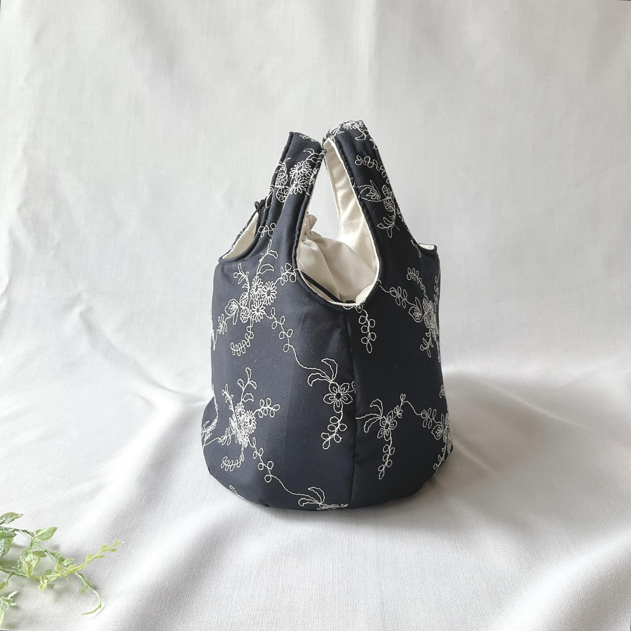 花柄刺繍の小さなころりんバッグ　Sサイズ　ブラック　中身が見えないのが嬉しい | 3枚目