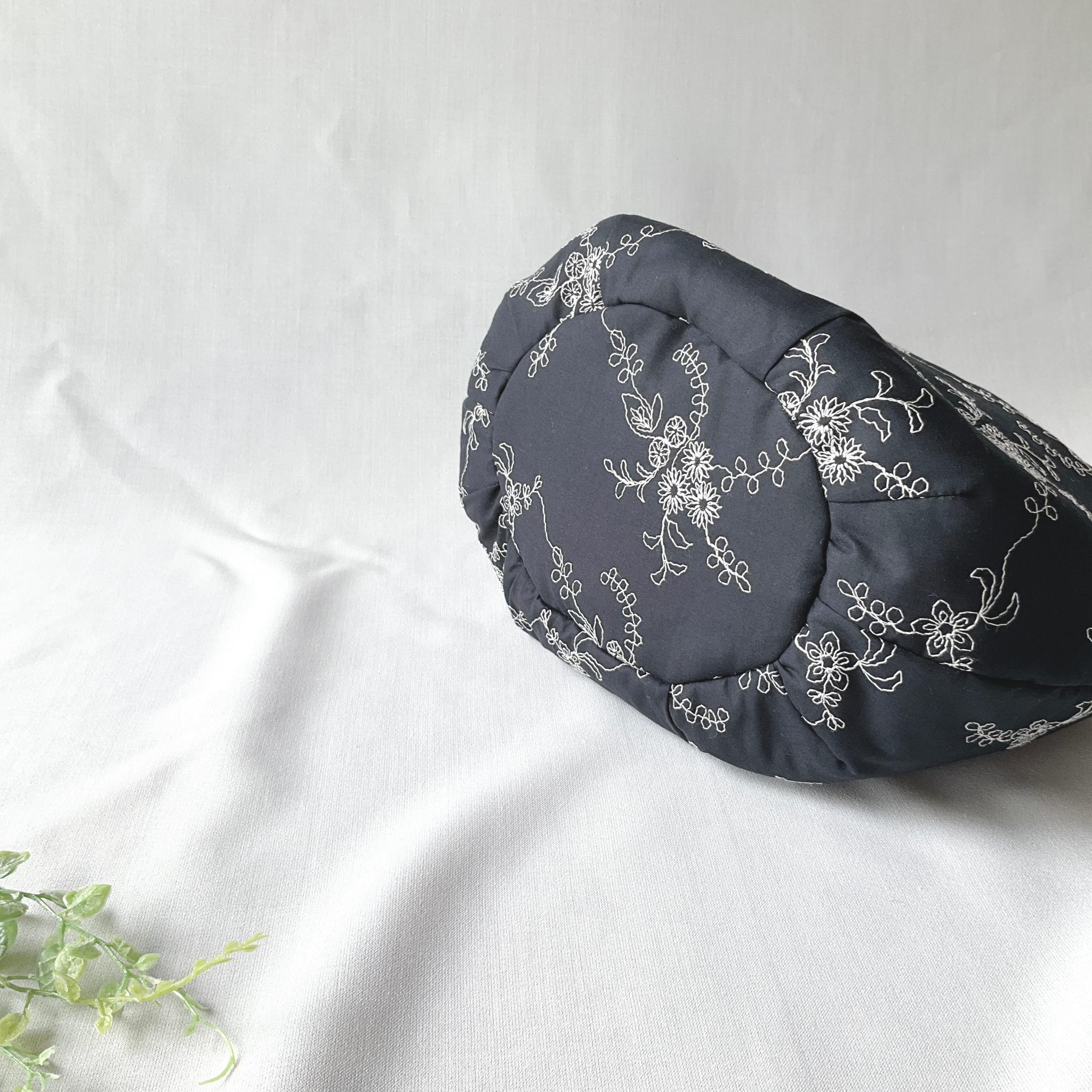 花柄刺繍の小さなころりんバッグ　Sサイズ　ブラック　中身が見えないのが嬉しい | 8枚目